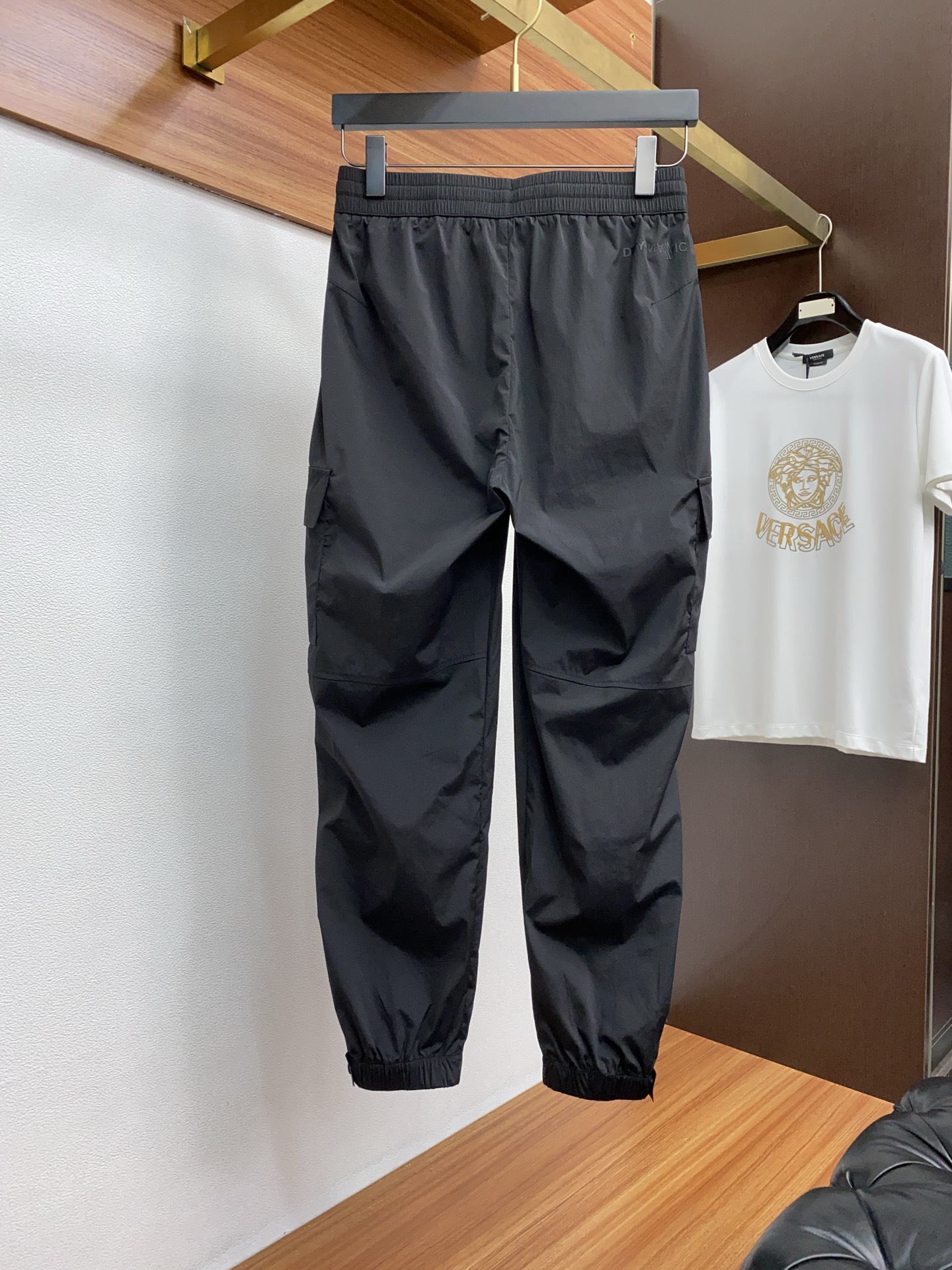  蒙口 2025春夏季新款，最新定制原版定织速干面料休闲裤。原版裤型上身休闲百搭、随性慵懒范，高级定制面