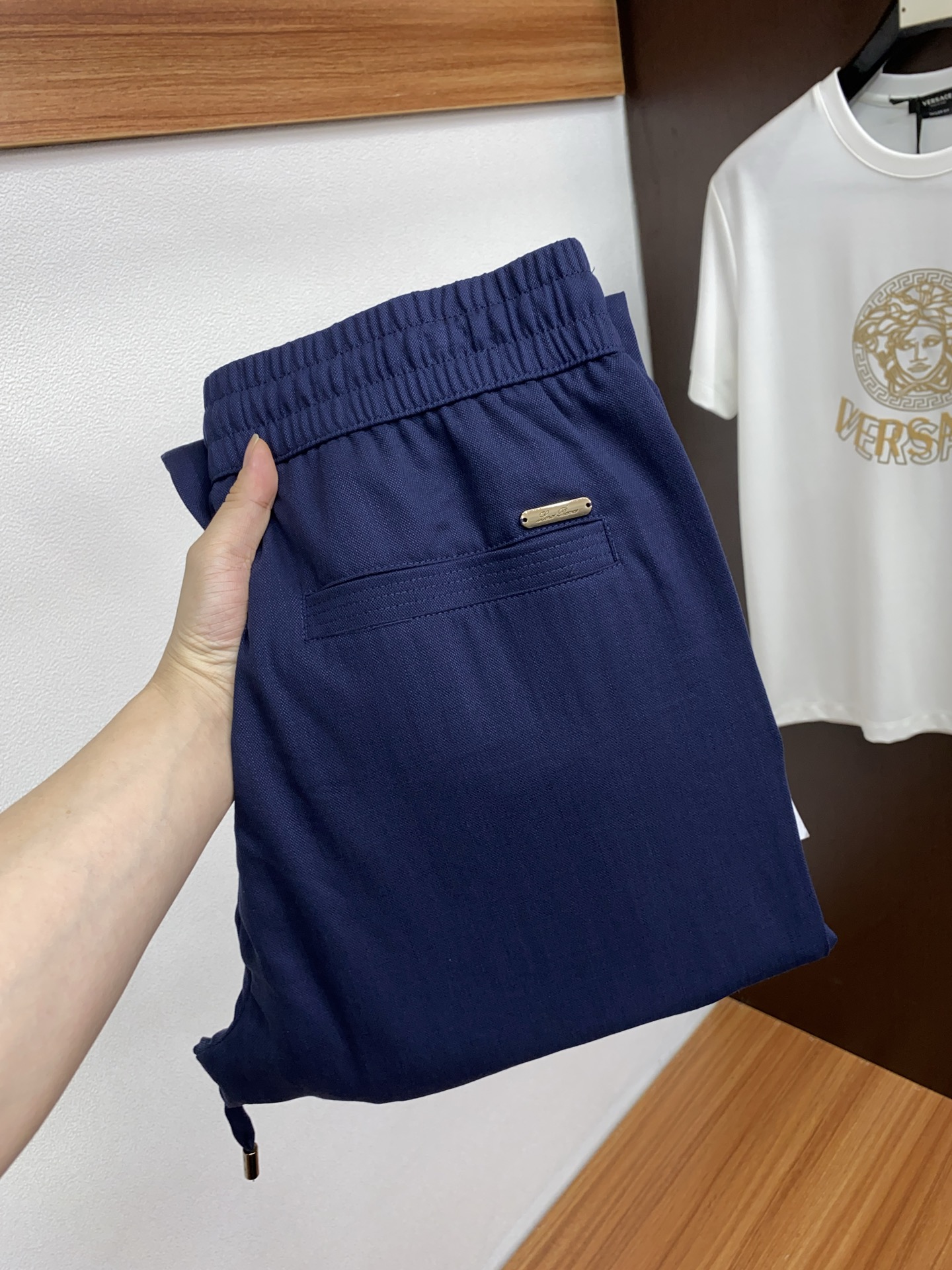 NO:448492,LP Nouyou Pianya 2025 spring and summer new style, the latest customized original linen and cotton casual pants. The original pants are casual and versatile, casual and lazy, high-end custom fabrics are soft and comfortable, breathable, and full of cotton. Customized craftsmanship, three-dimensional tailoring, stylish upper body, and full of comfort. High-end and atmospheric, the first choice for business and leisure 29-38,,loro piano,alexander wang19860909LP 诺悠翩雅 2025春夏季新款,最新定制原版麻棉休闲裤.原版裤型上身休闲百搭、随性慵懒范,高级定制面料柔软舒适 透气 棉感十足 订制工艺 立体剪裁 上身有型 舒适感爆棚.高端大气,商务休闲首选 29-38,,loro piana,alexander wang,Men's clothing