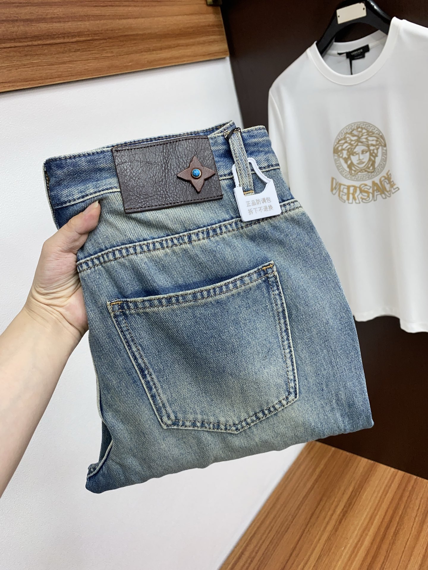 NO:142014,1v Louis Vuitton 2025SS Early Spring New Product Original Single Men's Jeans Pure Birth Types Seasonal, Hot-selling Ace Products that are not questionable, meet the best matching color numbers of the four seasons. The overall style continues the tone of SLP, and integrates a variety of arts and craftsmanship throughout the body. Washing and making it old is natural, creating an unruly and individual style!  The details are excellent, very sophisticated, and the auxiliary materials are all supplied to customers. The metal chain strongly demonstrates the brand identity!  The heavyweight Japanese imported denim fabric is very well washed and impeccable!  Perfect cut 28-38, louis vuitton,loro piana,jeans,alexander wang198609091v路易威登 2025SS早春 新品 原单男士牛仔裤纯血统品 每季必出的类型,无需质疑的热卖王牌单品,符合四季最佳的搭配色号 整体的风格延续了SLP的基调,通体融入了多种工艺美学,水洗做旧浑然天成,缔造出不羁与个性的风格！细节方面极为出色,非常匠心考究,通体的辅料皆为客供 金属链条有力彰显了品牌身份！重磅日本进口的丹宁面料,水洗相当出色,无可挑剔！版型剪裁完美 28-38,,louis vuitton,loro piana,jeans,alexander wang,Men's clothing