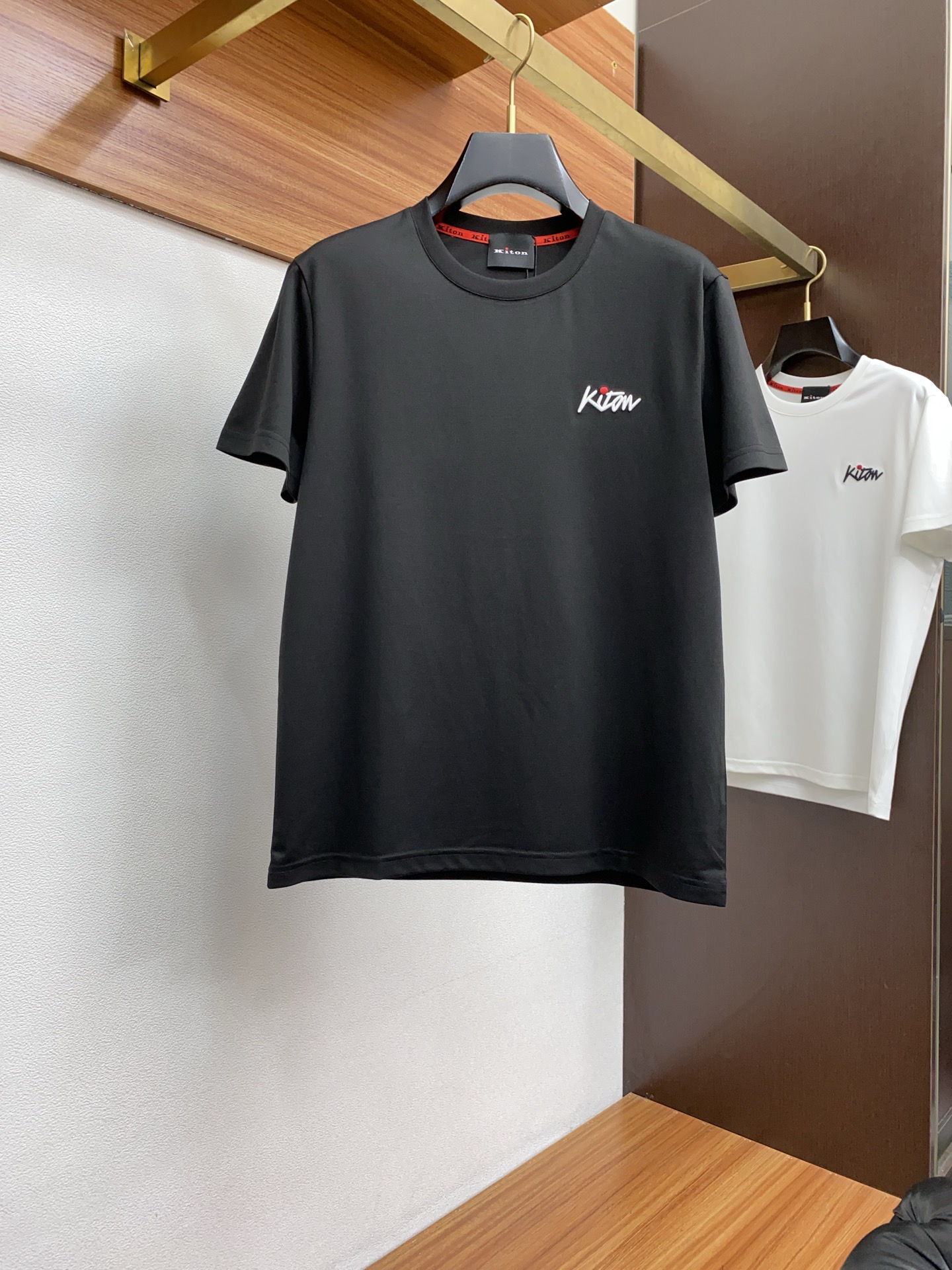 NO:474907,Kiton 25SS spring and summer new 100-patterned double-sided mercerated pure cotton round neck short-sleeved men's basic pure white counter embroidered short-sleeved T-shirt!  Trading companies have sparse channels and are released on the official website at the same time!  Basic T-shirts are dedicated, this simple and yet stylish clothing has been favored by fashion experts and quality pursuers since its introduction!  Its fabric is customized with customized Tensmodal, which is a material that has been processed with special craftsmanship. It not only ensures the breathability and comfort of the clothes, but also allows you to feel the ultimate silky experience every time you touch it, as if the summer breeze blows across the skin, bringing endless coolness and comfort!  The designer cleverly incorporates classic badge embroidery elements at the hem, and each stitch and thread reveals the craftsman's exquisite skills and ultimate pursuit of details!  The basic but stylish straight round neck design not only retains the casualness of the T-shirt, but also uses three-dimensional cutting technology to make the clothes fit the body without being tight. Whether it is daily leisure or relaxed gatherings, it can be easily controlled, showing the wearer's confidence and style Size 48-56, T-shirt,tees, t-shirt,alexander wang19860909kiton 25SS春夏新款100纹双面丝光纯棉质圆领短袖 男士基础款纯白专柜刺绣短袖T恤衫！贸易公司渠道稀出,同步官网发售！基础T恤奉献,这款简约而不失格调的衣物,自问世以来便深受时尚达人与品质追求者的青睐！ 其面料采用了客供定制天丝莫代尔这是一种经过特殊工艺处理的材质,不仅确保了衣物的透气性与舒适度,更让每一次触摸都能感受到极致的丝滑体验,仿佛夏日微风轻拂过肌肤,带来无尽的清凉与惬意！在下摆处设计师巧妙融入了经典徽章刺绣元素,每一针每一线都透露着匠人的精湛技艺与对细节的极致追求！基础而又不失时尚感的直筒圆领设计,既保留了T恤的随性自在,又通过立体的裁剪工艺,使得衣物贴合身形却不紧绷,无论是日常休闲还是轻松聚会,都能轻松驾驭,展现穿着者的自信与风采 尺码48-56,,T-shirt,tees，t-shirt,alexander wang,Men's clothing