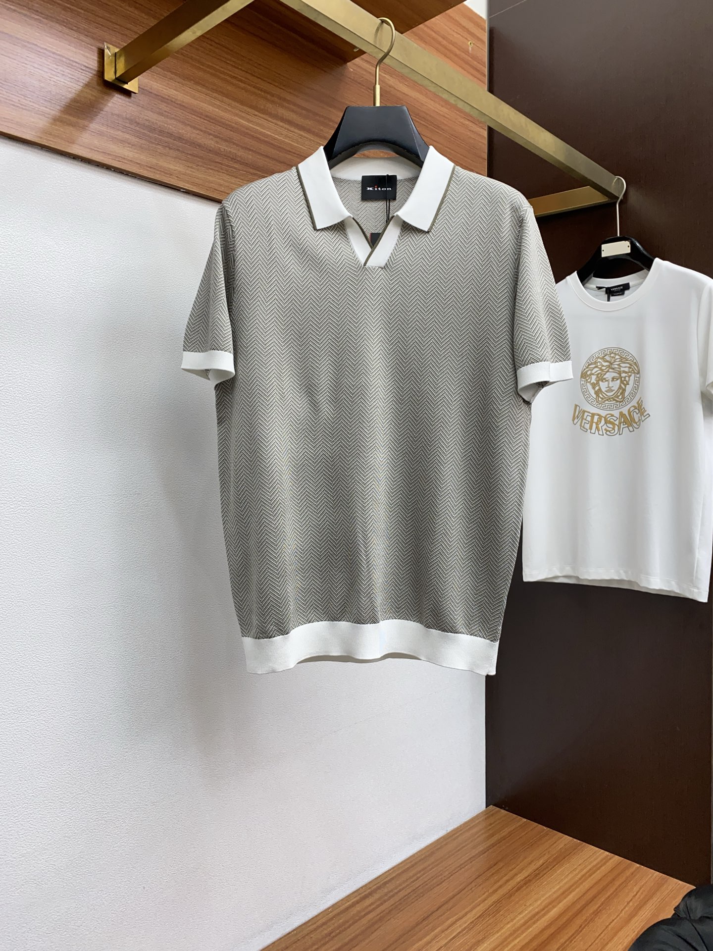 NO:141992,Kiton 2025 new men's lapel knitted Polo shirt short sleeves are presented. The light and soft fabric is dyed with ready-to-wear to create an elegant texture. The original custom logo is imported yarn color dyed with custom rib collars. The foot design contrasting ribs are the classic make the clothes softer with the inherent sporty atmosphere. The versatile style makes it very suitable for single wear, and all auxiliary materials are all provided by customers. The thickness is the same as that of the regular beads. It is cool and breathable, skin-friendly and delicate, not sweaty, and is super comfortable. The solid color design style is atmospheric and fashionable overall, and it is just casual and business!  Code number M-3xL, T-shirt, alexander wang19860909kiton 2025新款男士翻领针织Polo衫短袖 进口针织面料呈现.轻盈柔软的面料经过成衣染色,营造出优雅纹理,原版定制logo 进口纱线色染 定制罗纹领口 起脚设计撞色罗纹 经典让衣服与生俱有的运动气息得以柔和.百搭风范令其非常适合单穿,所有辅料全部客供.客供纱制作,厚度和常规珠地一样,凉爽透气,亲肤细腻不闷汗,超级舒服.纯色设计款,整体就是大气时尚,休闲商务都即可！ 码数M-3xL,,T-shirt,alexander wang,Men's clothing