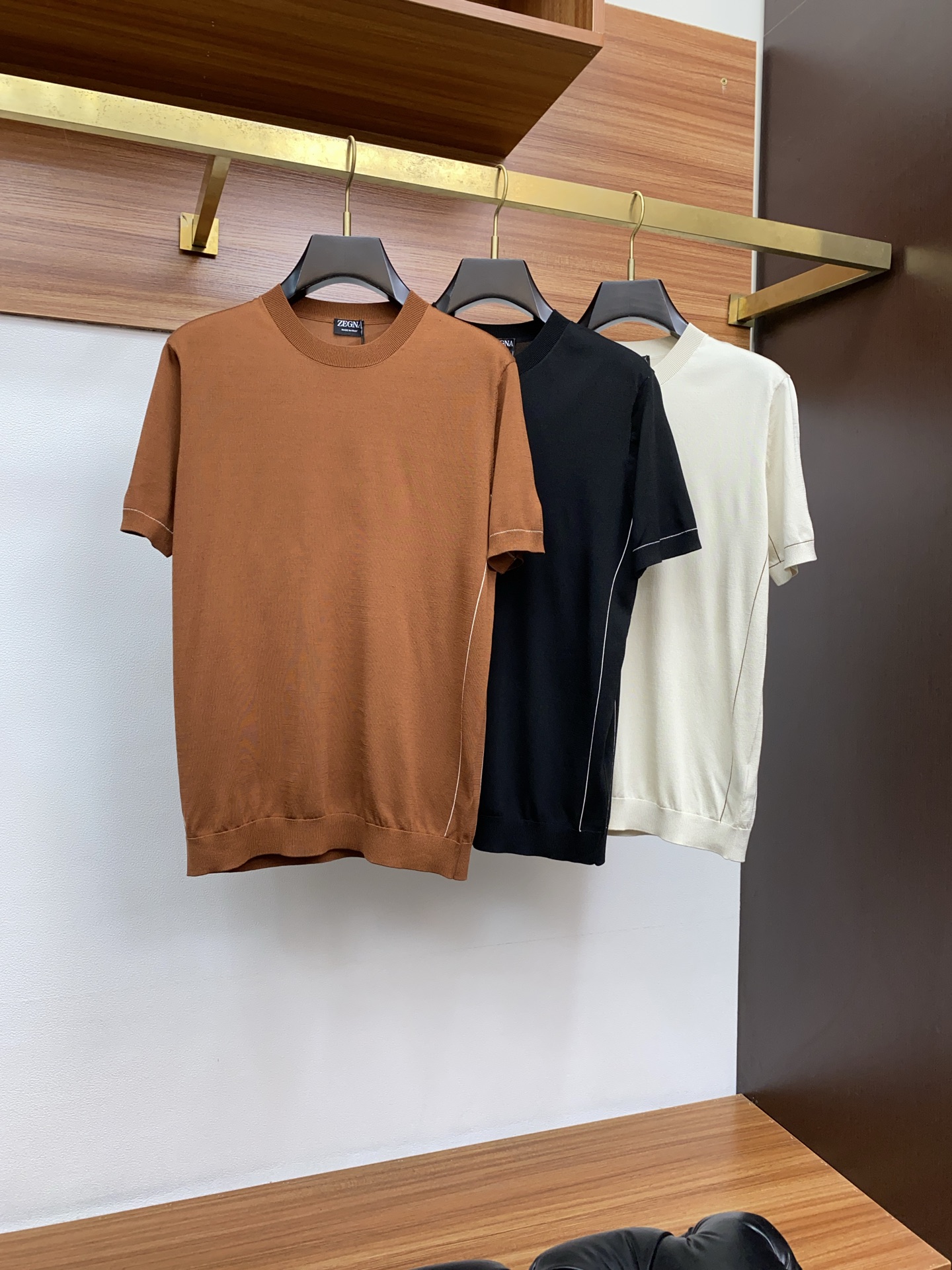 NO:141998,Zenia 2025 new men's round neck knit sweater short sleeves are presented. The light and soft fabric is dyed with ready-to-wear to create an elegant texture. The original custom logo is imported yarn color dyed with custom rib collars. The classic makes the clothes soft with the inherent sporty atmosphere. The versatile style makes it very suitable for single wear, and all auxiliary materials are all provided by customers. The thickness is the same as that of the regular beads, which is cool and breathable, delicate and not sweaty, and is super comfortable. The solid color design style is atmospheric and fashionable overall, and can be casual and business-friendly!  Code number M-3xL, zegna, T-shirt, alexander wang19860909杰尼亚 2025新款男士圆领针织衫短袖 进口针织面料呈现.轻盈柔软的面料经过成衣染色,营造出优雅纹理,原版定制logo 进口纱线色染 定制罗纹领口 起脚设计撞色罗纹 经典让衣服与生俱有的运动气息得以柔和.百搭风范令其非常适合单穿,所有辅料全部客供.客供纱制作,厚度和常规珠地一样,凉爽透气,亲肤细腻不闷汗,超级舒服.纯色设计款,整体就是大气时尚,休闲商务都即可！ 码数M-3xL,,zegna,T-shirt,alexander wang,Men's clothing