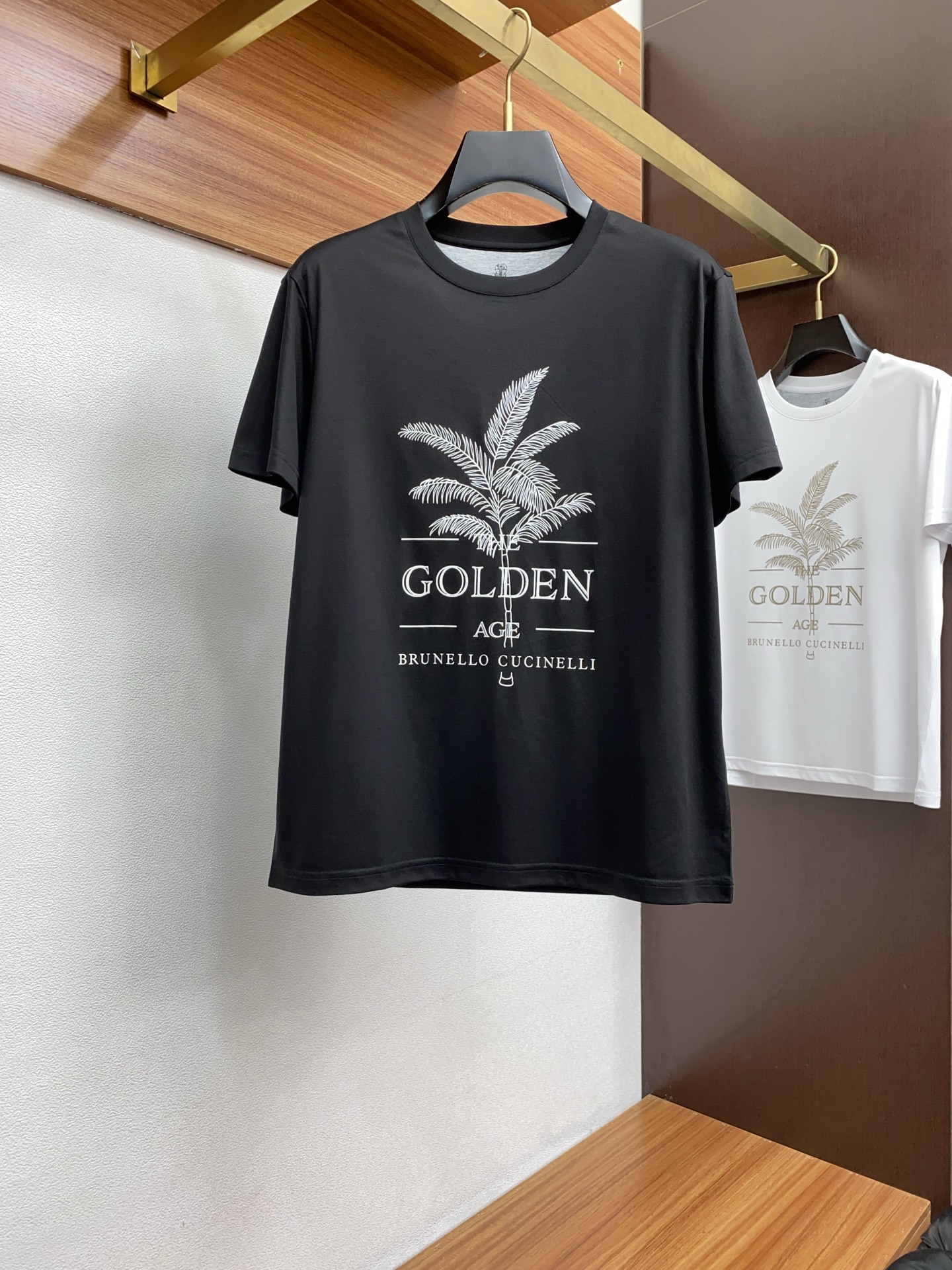 NO:142005,BC 25SS spring and summer new double-sided mercerized cotton round neck short-sleeved men's basic counter printing short-sleeved T-shirt!  Trading companies have sparse channels and are released on the official website at the same time!  LP basic T-shirt is dedicated, this simple and stylish clothing has been favored by fashion experts and quality pursuers since its introduction!  Its fabric is customized with customized acetate wire for customer. This is a material that has been processed through special craftsmanship. It not only ensures the breathability and comfort of the clothes, but also allows you to feel the ultimate silky experience every time you touch it, as if the summer breeze blows across the skin, bringing endless coolness and comfort!  The designer cleverly incorporates classic badge embroidery elements at the hem, and each stitch and thread reveals the craftsman's exquisite skills and ultimate pursuit of details!  The basic but stylish straight round neck design not only retains the casualness of the T-shirt, but also uses three-dimensional cutting technology to make the clothes fit the body without being tight. Whether it is daily leisure or relaxed gatherings, it can be easily controlled, showing the wearer's confidence and style. Size 48-56, loro piano, T-shirt, tees, t-shirt, alexander wang19860909BC 25SS春夏新款双面丝光棉质圆领短袖 男士基础款专柜印后短袖T恤衫！贸易公司渠道稀出,同步官网发售！LP基础T恤奉献,这款简约而不失格调的衣物,自问世以来便深受时尚达人与品质追求者的青睐！ 其面料采用了客供定制醋酸丝 这是一种经过特殊工艺处理的材质,不仅确保了衣物的透气性与舒适度,更让每一次触摸都能感受到极致的丝滑体验,仿佛夏日微风轻拂过肌肤,带来无尽的清凉与惬意！在下摆处设计师巧妙融入了经典徽章刺绣元素,每一针每一线都透露着匠人的精湛技艺与对细节的极致追求！基础而又不失时尚感的直筒圆领设计,既保留了T恤的随性自在,又通过立体的裁剪工艺,使得衣物贴合身形却不紧绷,无论是日常休闲还是轻松聚会,都能轻松驾驭,展现穿着者的自信与风采 尺码48-56,,loro piana,T-shirt,tees，t-shirt,alexander wang,Men's clothing