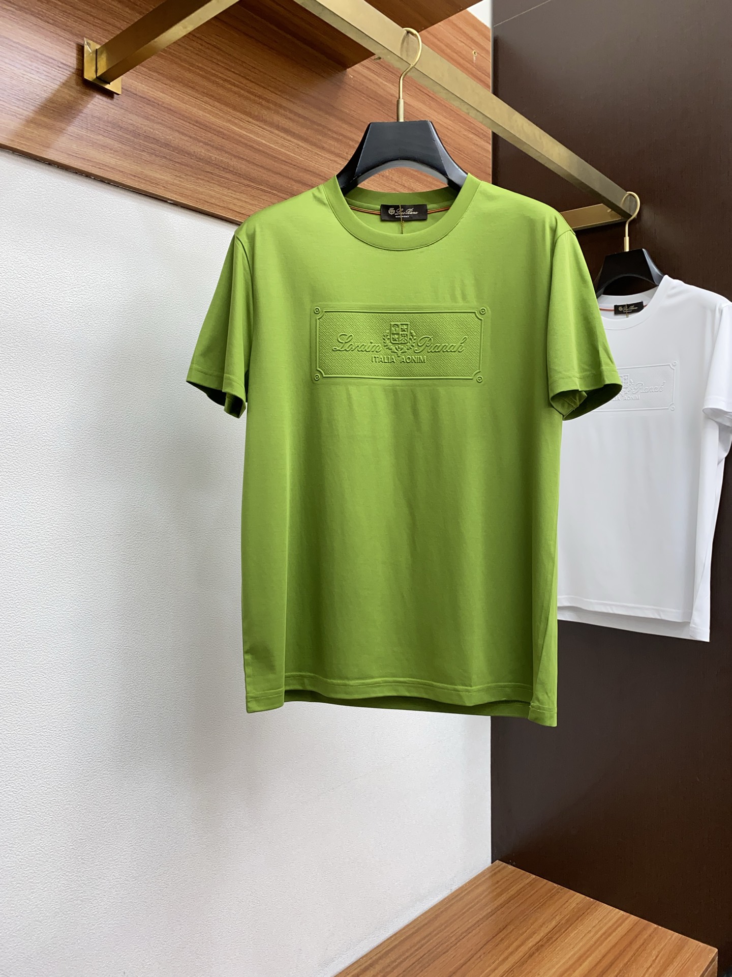 NO:141995,LP Noyou Pianya 25SS spring and summer new double-sided mercerated cotton round neck short-sleeved men's high-cycle embossed basic solid color short-sleeved T-shirt!  Trading companies have sparse channels and are released on the official website at the same time!  LP basic T-shirt is dedicated, this simple and stylish clothing has been favored by fashion experts and quality pursuers since its introduction!  Its fabric is customized with customized acetate wire for customer. This is a material that has been processed through special craftsmanship. It not only ensures the breathability and comfort of the clothes, but also allows you to feel the ultimate silky experience every time you touch it, as if the summer breeze blows across the skin, bringing endless coolness and comfort!  The designer cleverly incorporates classic badge embroidery elements at the hem, and each stitch and thread reveals the craftsman's exquisite skills and ultimate pursuit of details!  The basic but stylish straight round neck design not only retains the casualness of the T-shirt, but also uses three-dimensional cutting technology to make the clothes fit the body without being tight. Whether it is daily leisure or relaxed gatherings, it can be easily controlled, showing the wearer's confidence and style. Size 48-56, loro piano, T-shirt, tees, t-shirt, alexander wang19860909LP 诺悠翩雅 25SS春夏新款双面丝光棉质圆领短袖 男士高周波压花基础纯色短袖T恤衫！贸易公司渠道稀出,同步官网发售！LP基础T恤奉献,这款简约而不失格调的衣物,自问世以来便深受时尚达人与品质追求者的青睐！ 其面料采用了客供定制醋酸丝 这是一种经过特殊工艺处理的材质,不仅确保了衣物的透气性与舒适度,更让每一次触摸都能感受到极致的丝滑体验,仿佛夏日微风轻拂过肌肤,带来无尽的清凉与惬意！在下摆处设计师巧妙融入了经典徽章刺绣元素,每一针每一线都透露着匠人的精湛技艺与对细节的极致追求！基础而又不失时尚感的直筒圆领设计,既保留了T恤的随性自在,又通过立体的裁剪工艺,使得衣物贴合身形却不紧绷,无论是日常休闲还是轻松聚会,都能轻松驾驭,展现穿着者的自信与风采 尺码48-56,,loro piana,T-shirt,tees，t-shirt,alexander wang,Men's clothing