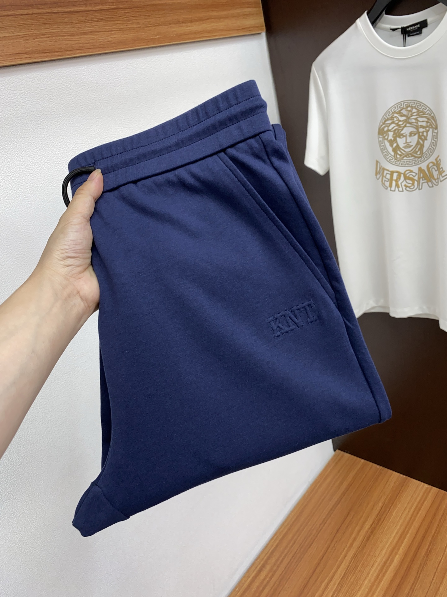 NO:142017,Kiton 2025 spring and summer counter new custom cotton casual pants, clean and neat tailored, full of urban style, uses high-end worsted fabrics to feel soft and dry, and the upper body has a crisp and stylish effect. The hardware is exquisite, business and casual, and so many top-level raw materials, creating high-end products with unparalleled value. The first choice for high-end fashion and fashion people. Size M-3xL,,alexander wang19860909kiton 2025春夏专柜新款定制纯棉休闲裤 干净利落剪裁,都市风十足 采用高端精纺面料手感软糯干爽,上身效果挺括有型.五金精致,商务休闲非常好看如此众多的顶级原料,打造出价值感无与伦比的高端产品,高端潮流时尚人士首选 尺码M-3xL,,alexander wang,Men's clothing