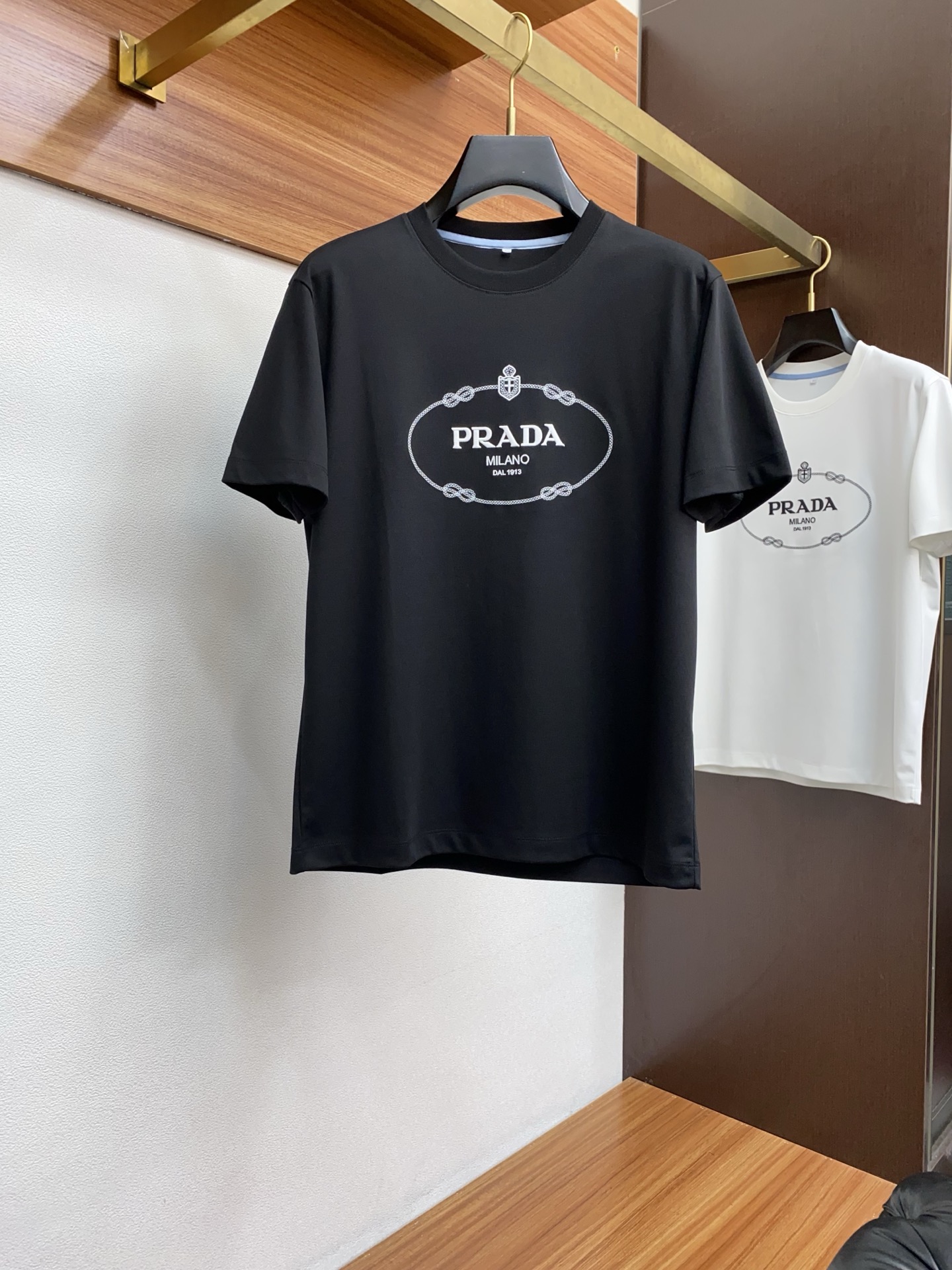 NO:429692,Prada 2025 new men's round neck T-shirt short-sleeved imported fabrics are presented. The light and soft fabric has been dyed with ready-to-wear to create an elegant texture. The original custom imported yarn color dyed Custom rib collar Custom ribs Classic makes the clothes softer with its inherent sporty atmosphere. The versatile style makes it very suitable for single wear, and all auxiliary materials are all customer-supplied. The thickness is the same as that of the conventional beads, which is cool and breathable, delicate and not sweaty, and is super comfortable. The solid color design style is atmospheric and fashionable overall, and can be casual and business-friendly!  Code number M-3XL (48-56), prada, T-shirt,tees, t-shirt,alexander wang19860909普拉达2025新款男士圆领T恤衫短袖 进口面料呈现.轻盈柔软的面料经过成衣染色,营造出优雅纹理,原版定制 进口纱线色染 定制罗纹领口 定制罗纹 经典让衣服与生俱有的运动气息得以柔和.百搭风范令其非常适合单穿,所有辅料全部客供.客供纱制作,厚度和常规珠地一样,凉爽透气,亲肤细腻不闷汗,超级舒服.纯色设计款,整体就是大气时尚,休闲商务都即可！ 码数M-3XL（48-56）,,prada,T-shirt,tees，t-shirt,alexander wang,Men's clothing