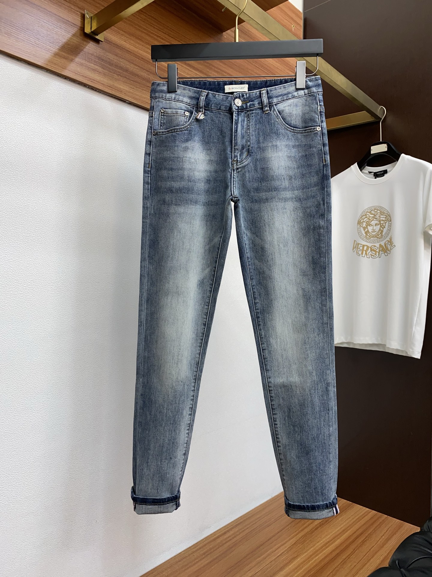 蒙口 2025SS早春 新品 原单男士水洗牛仔短裤 纯血统品
每季必出的类型，无需质疑的热卖王牌单品，