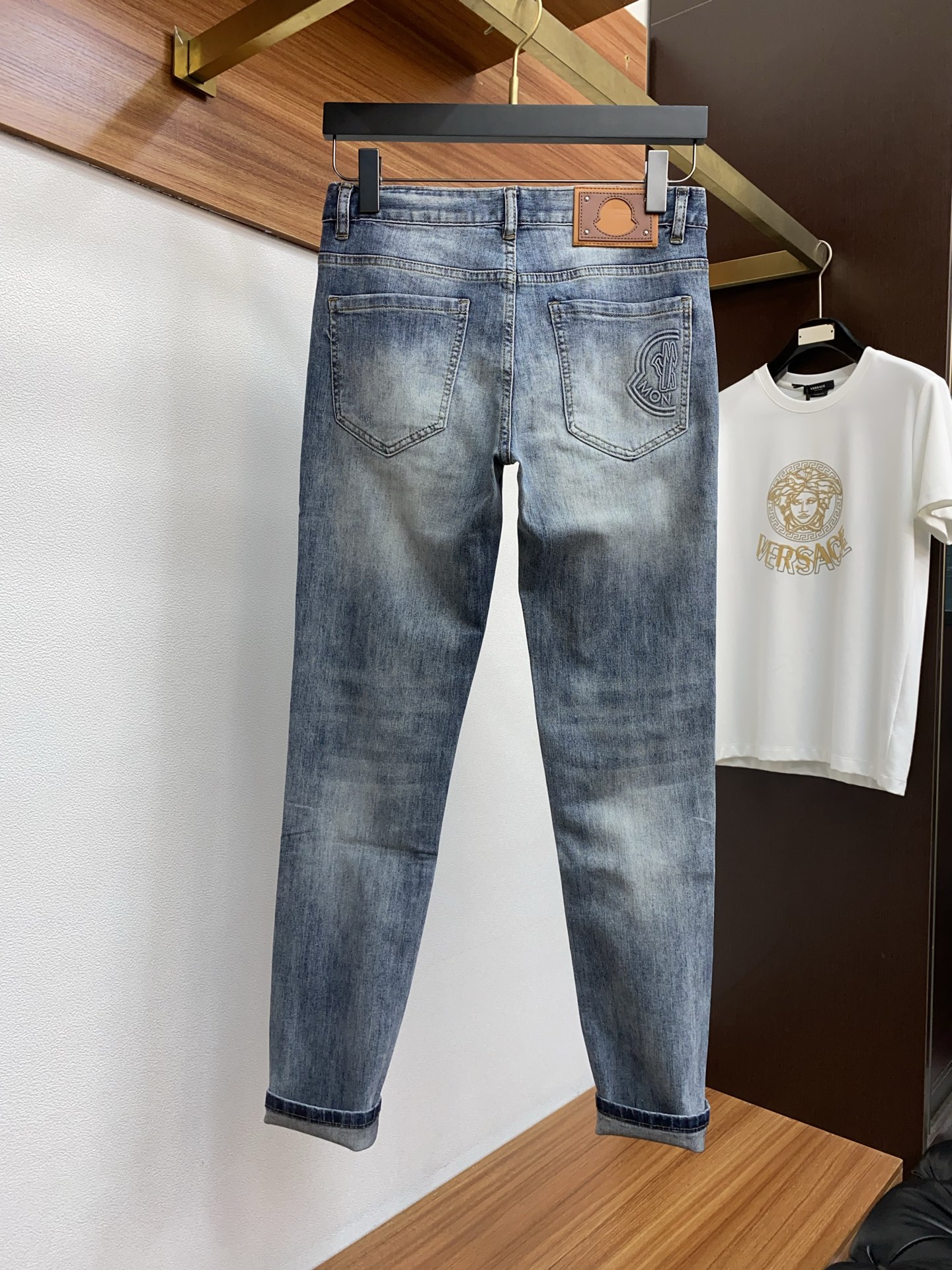  蒙口 2025SS早春 新品 原单男士水洗牛仔短裤 纯血统品
每季必出的类型，无需质疑的热卖王牌单品，