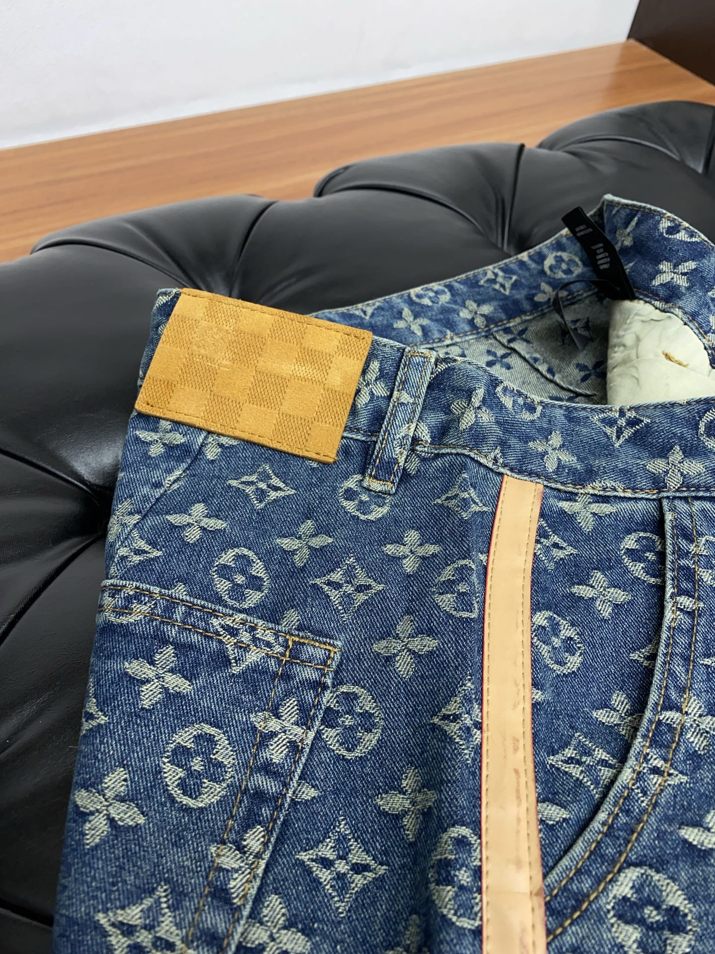  1v 路易威登 2025SS早春 新品 原单男士水洗直筒满花牛仔裤 纯血统品
每季必出的类型，无需质疑