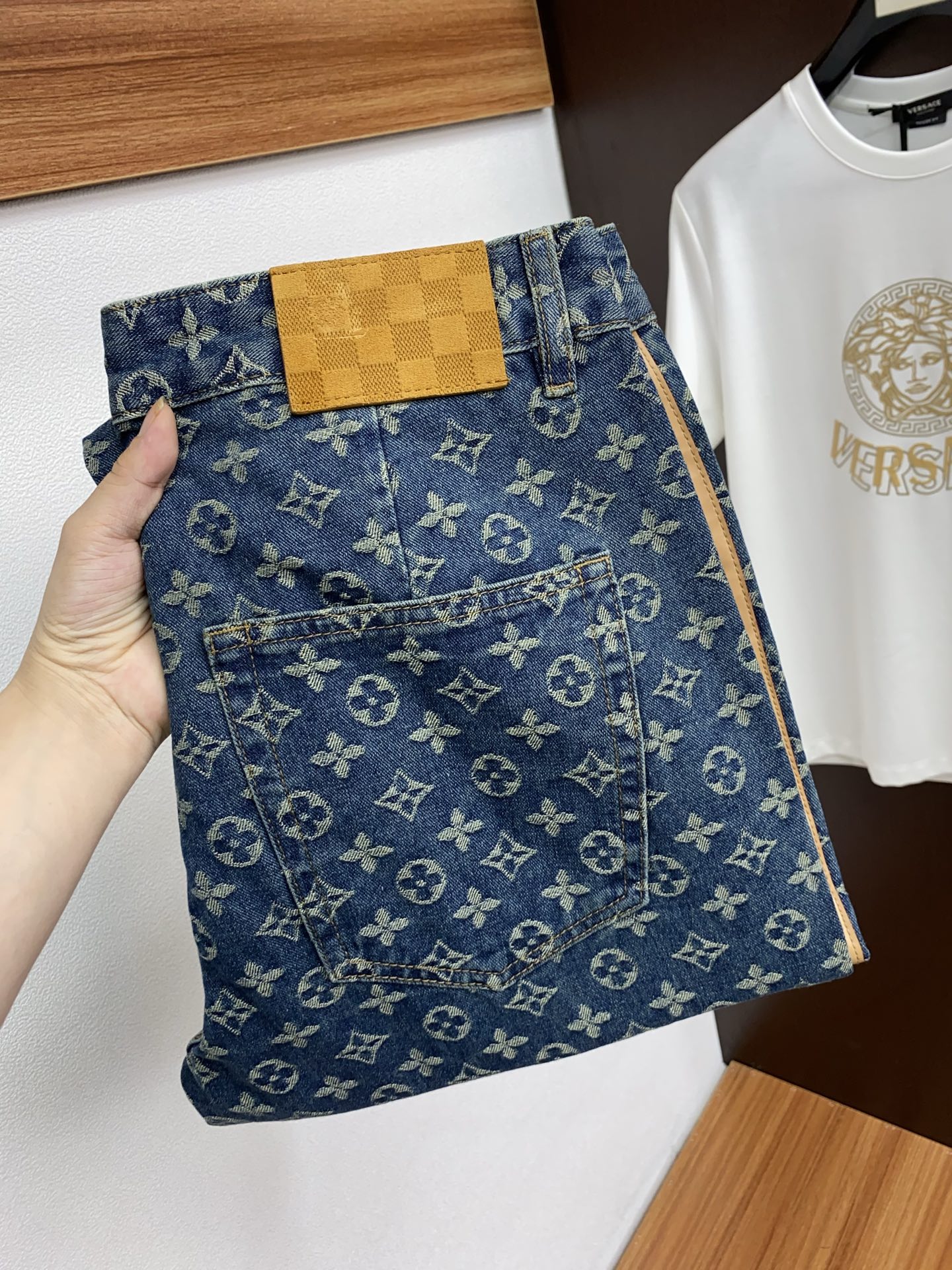  1v 路易威登 2025SS早春 新品 原单男士水洗直筒满花牛仔裤 纯血统品
每季必出的类型，无需质疑