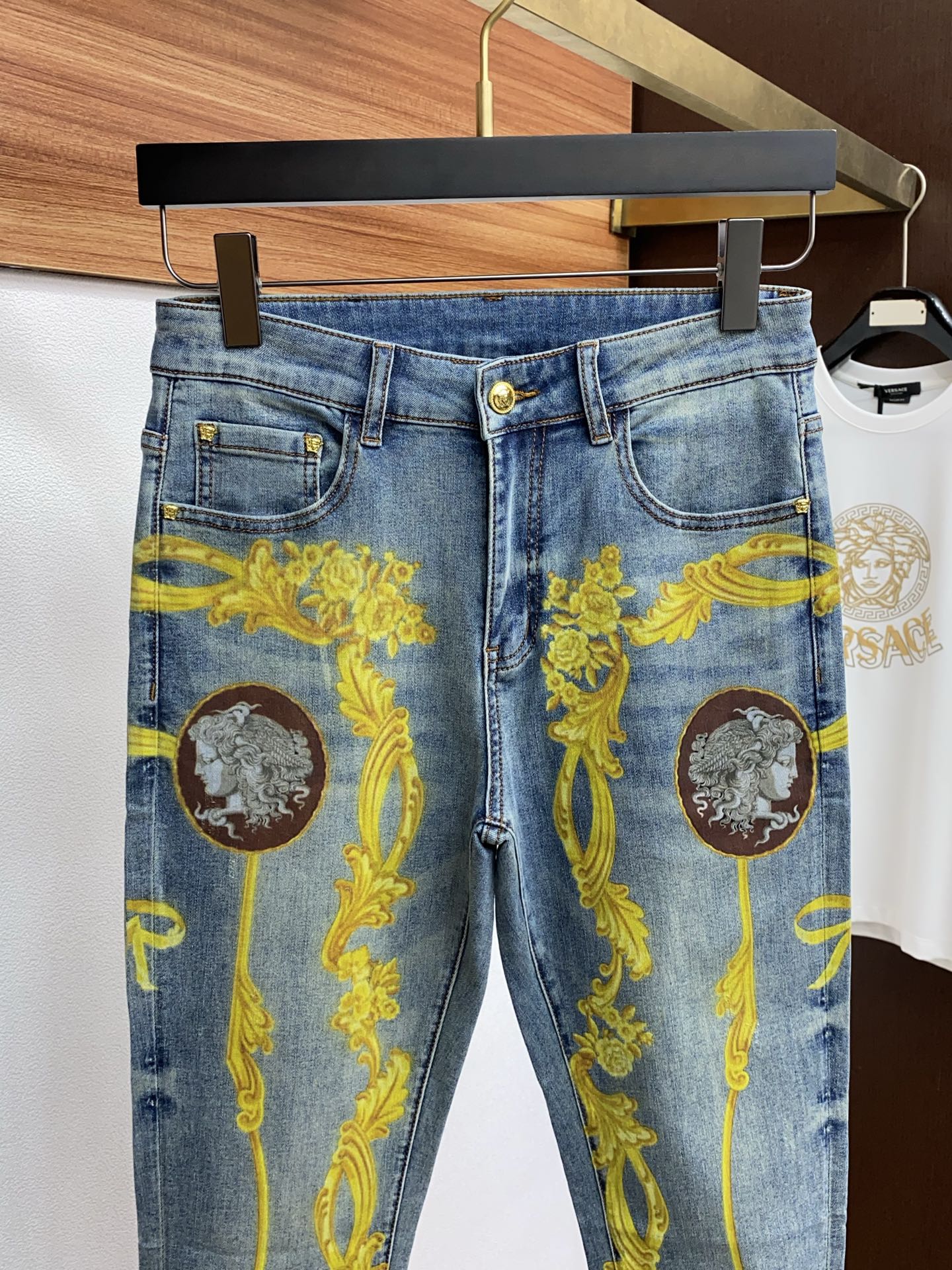  范思哲 2025SS早春 新品 原单男士水洗 直喷水洗定制满花牛仔裤 纯血统品
每季必出的类型，无需质