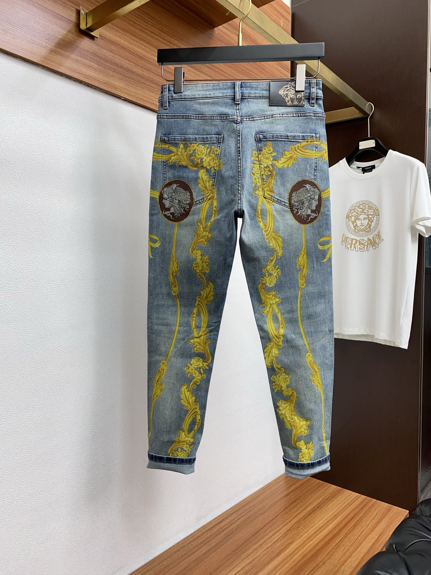  范思哲 2025SS早春 新品 原单男士水洗 直喷水洗定制满花牛仔裤 纯血统品
每季必出的类型，无需质