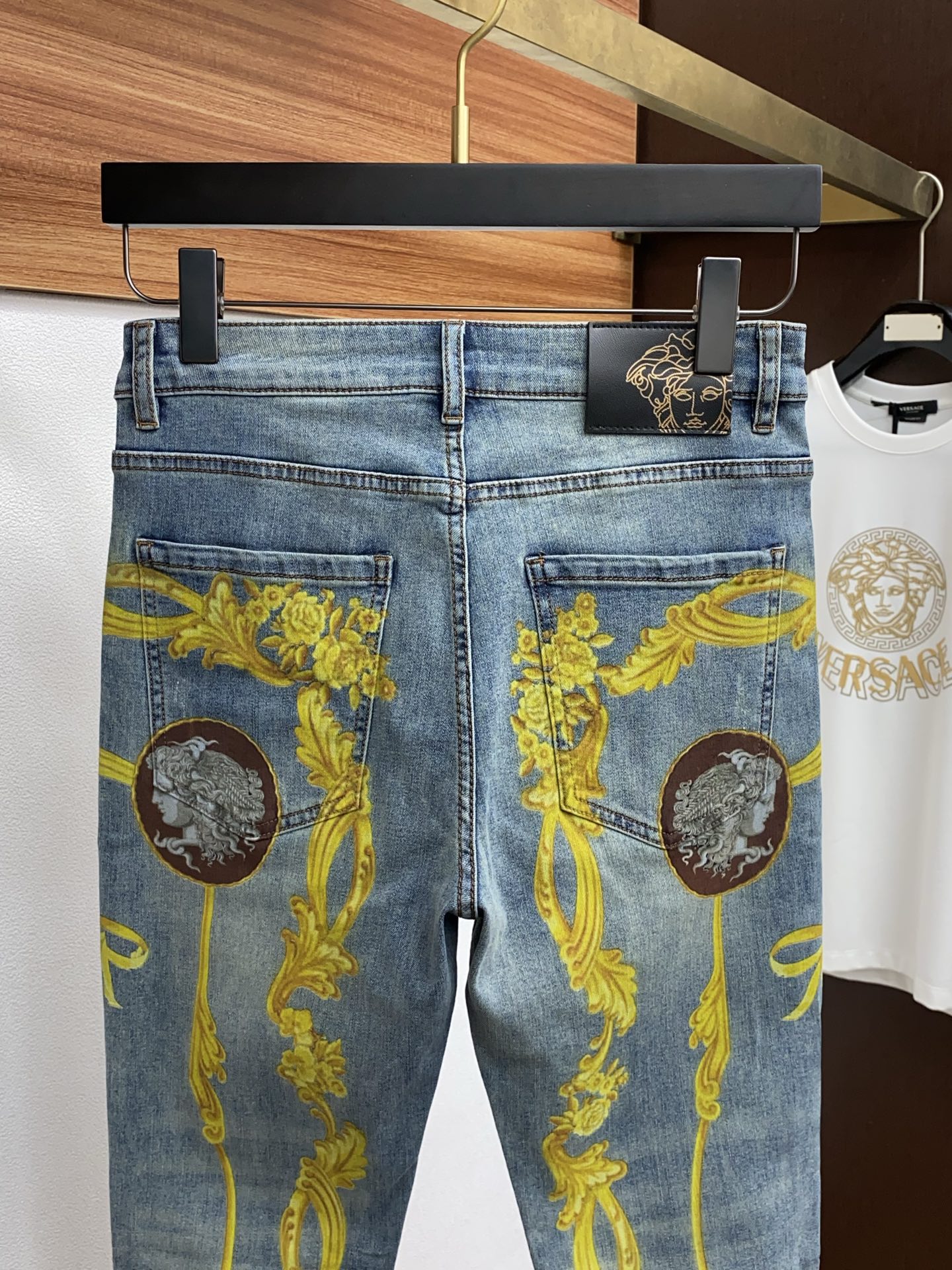  范思哲 2025SS早春 新品 原单男士水洗 直喷水洗定制满花牛仔裤 纯血统品
每季必出的类型，无需质