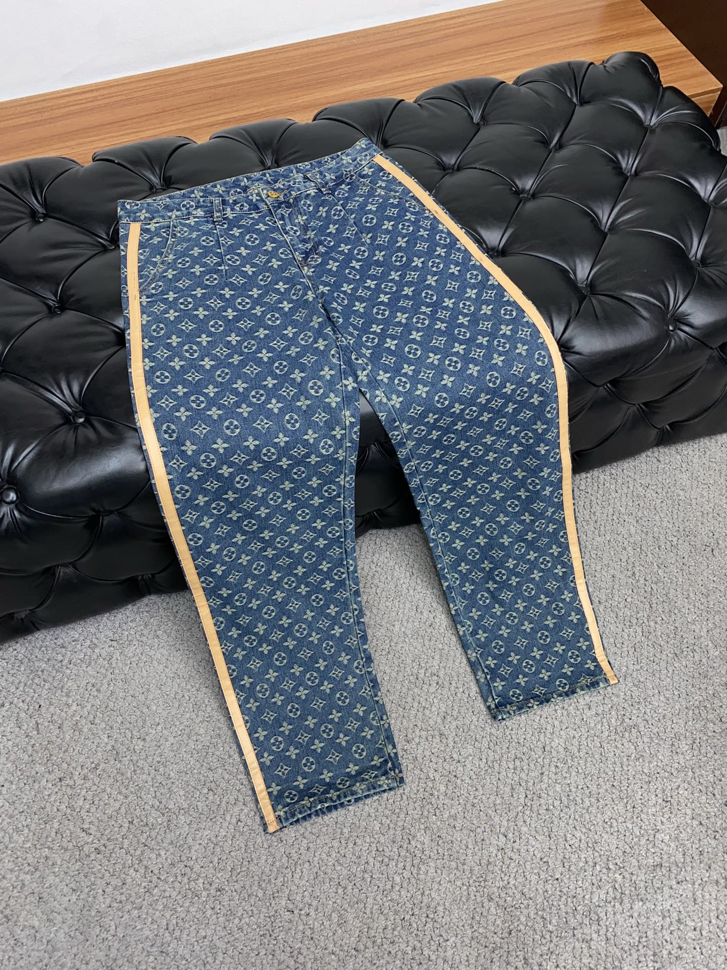  1v 路易威登 2025SS早春 新品 原单男士水洗直筒满花牛仔裤 纯血统品
每季必出的类型，无需质疑