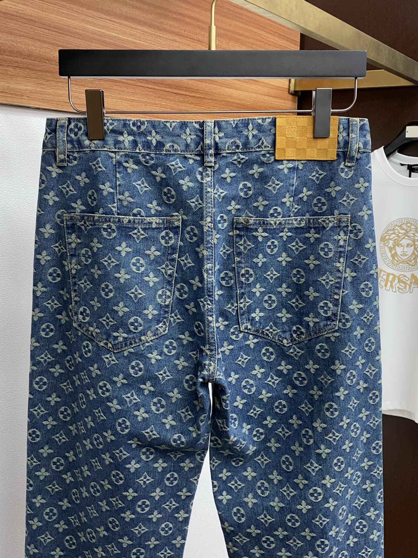  1v 路易威登 2025SS早春 新品 原单男士水洗直筒满花牛仔裤 纯血统品
每季必出的类型，无需质疑