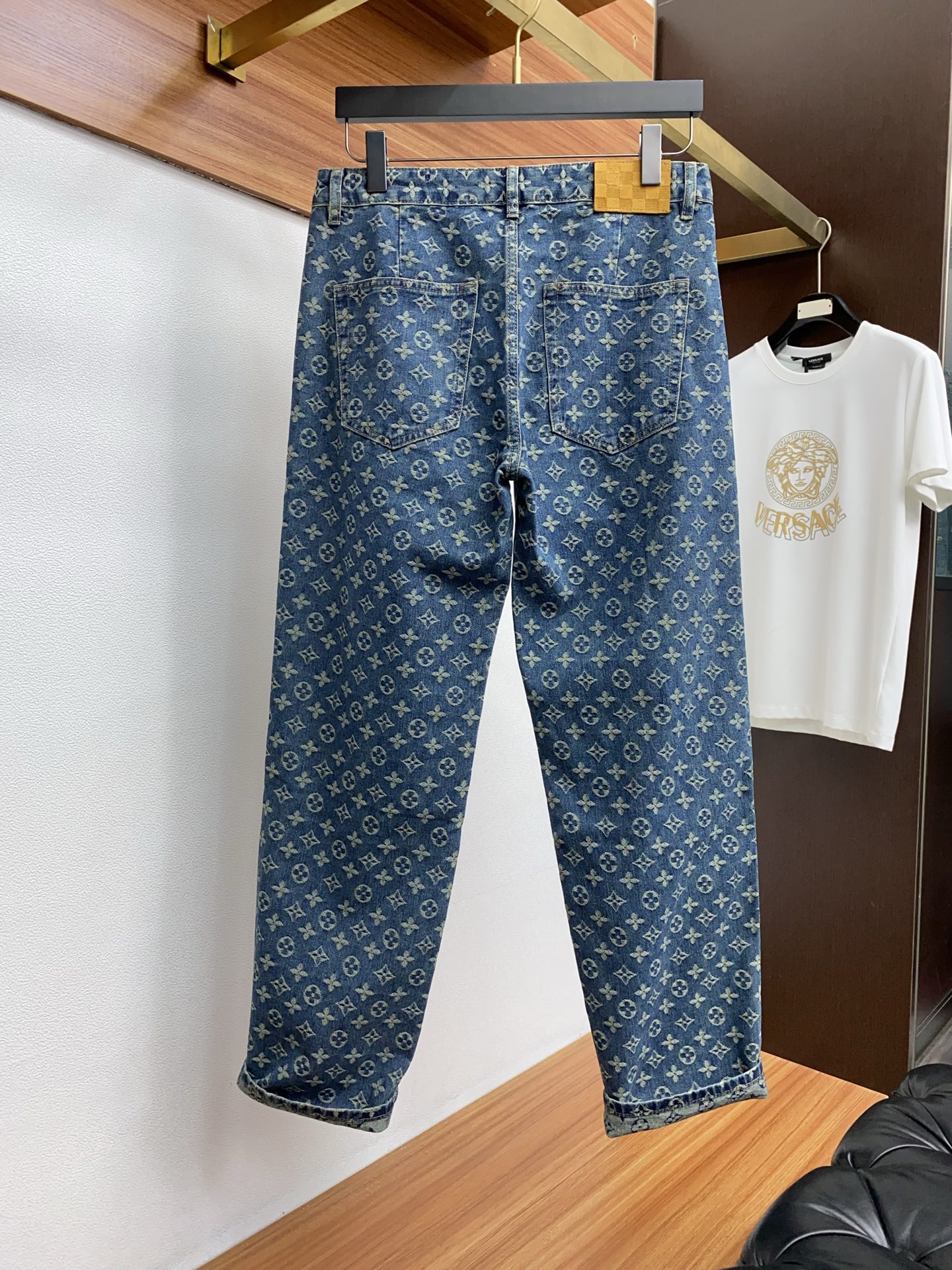  1v 路易威登 2025SS早春 新品 原单男士水洗直筒满花牛仔裤 纯血统品
每季必出的类型，无需质疑