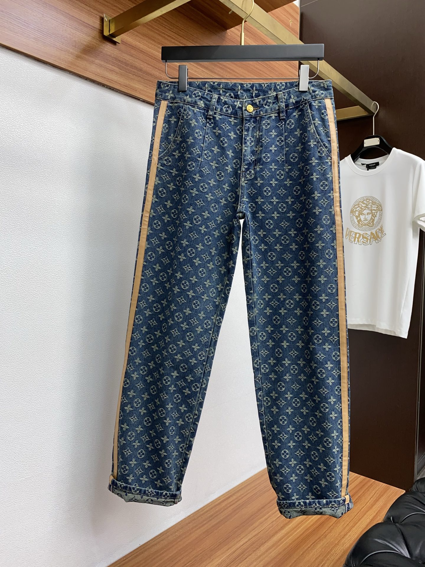  1v 路易威登 2025SS早春 新品 原单男士水洗直筒满花牛仔裤 纯血统品
每季必出的类型，无需质疑