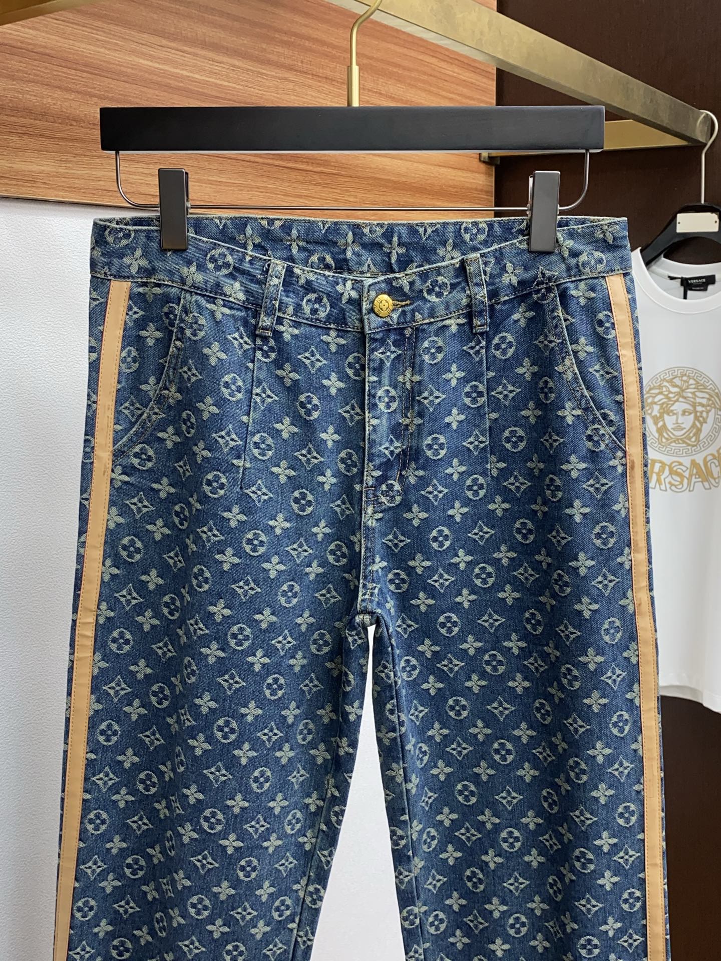 1v 路易威登 2025SS早春 新品 原单男士水洗直筒满花牛仔裤 纯血统品
每季必出的类型，无需质疑