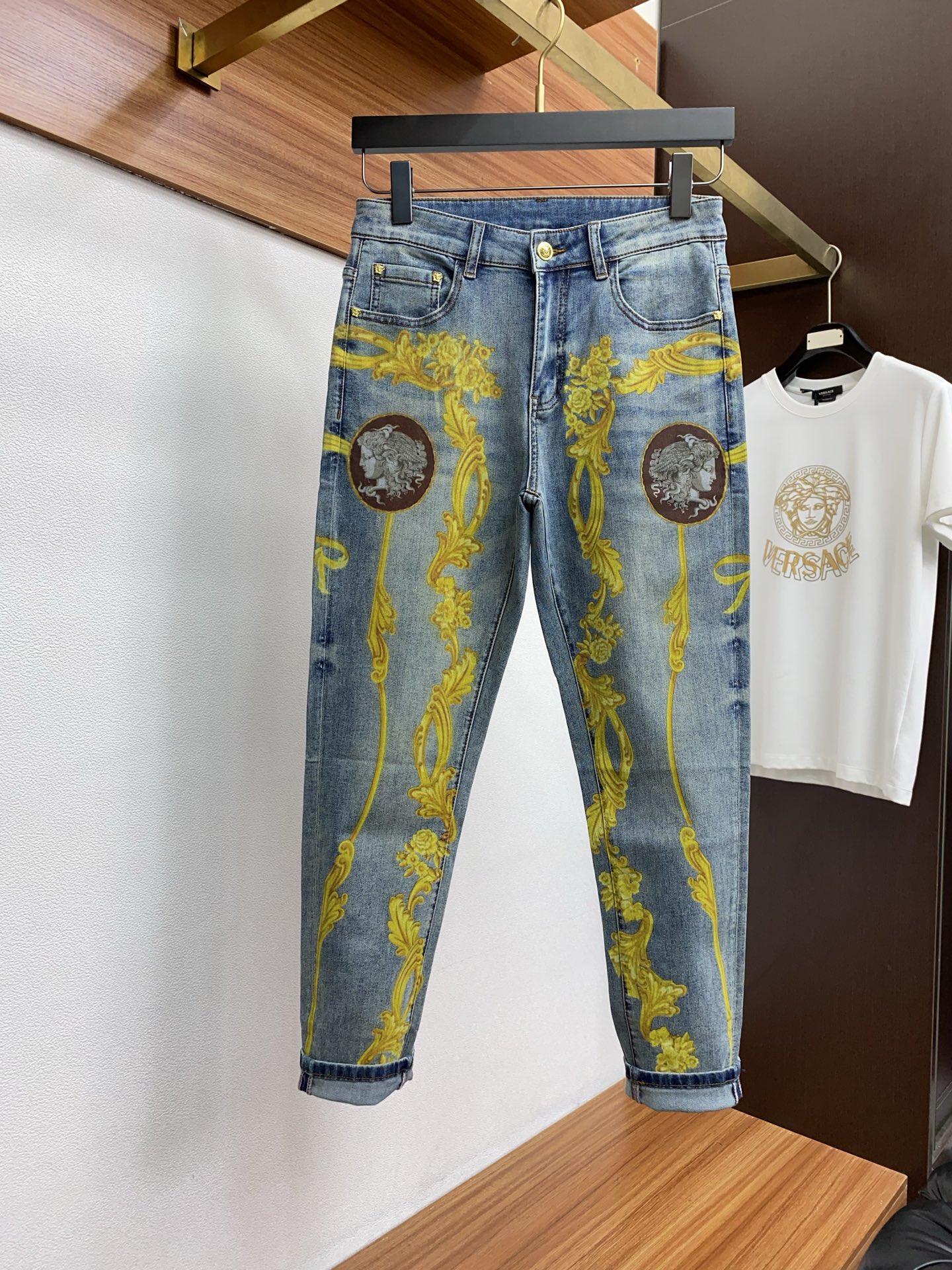  范思哲 2025SS早春 新品 原单男士水洗 直喷水洗定制满花牛仔裤 纯血统品
每季必出的类型，无需质
