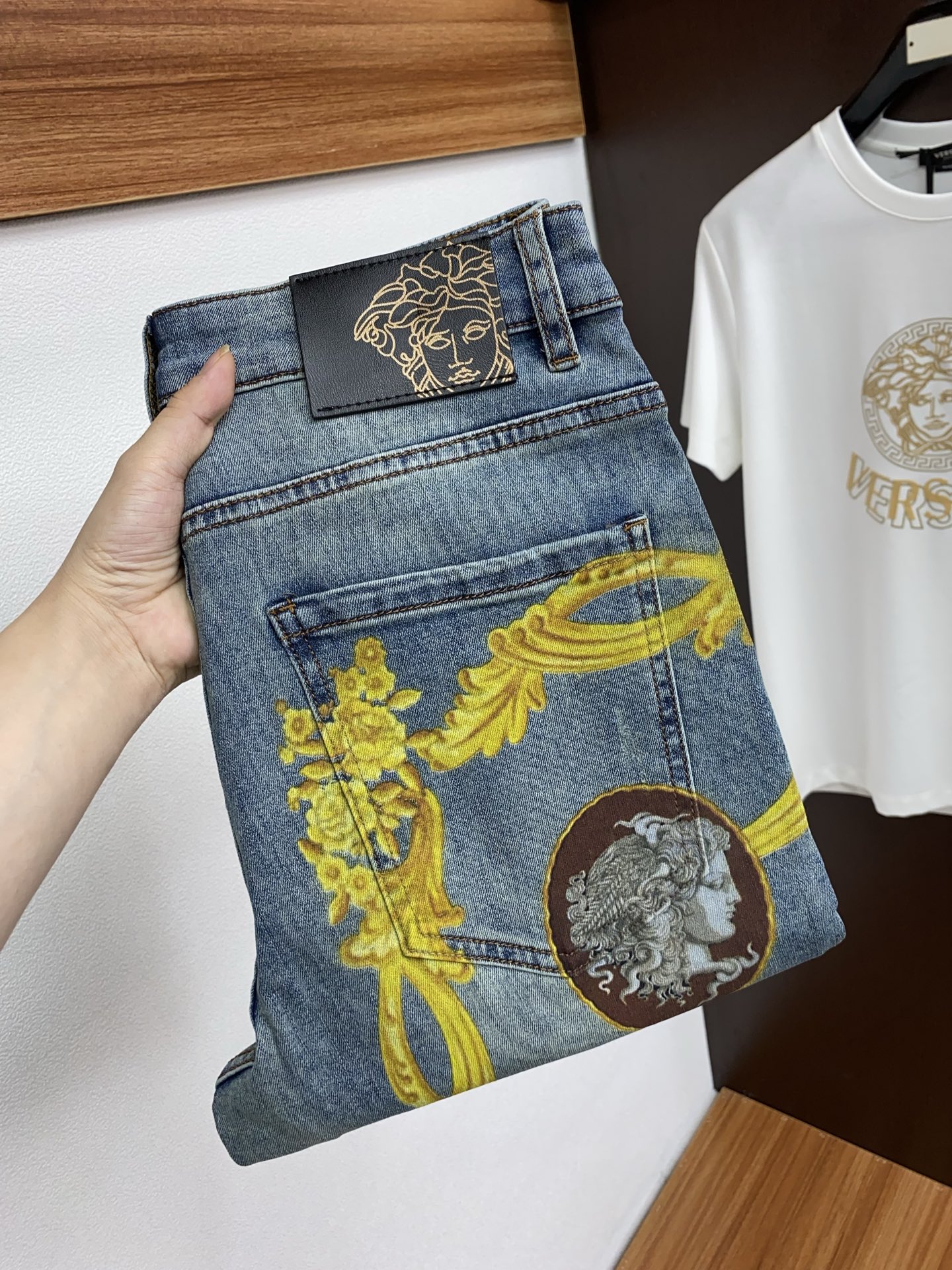  范思哲 2025SS早春 新品 原单男士水洗 直喷水洗定制满花牛仔裤 纯血统品
每季必出的类型，无需质