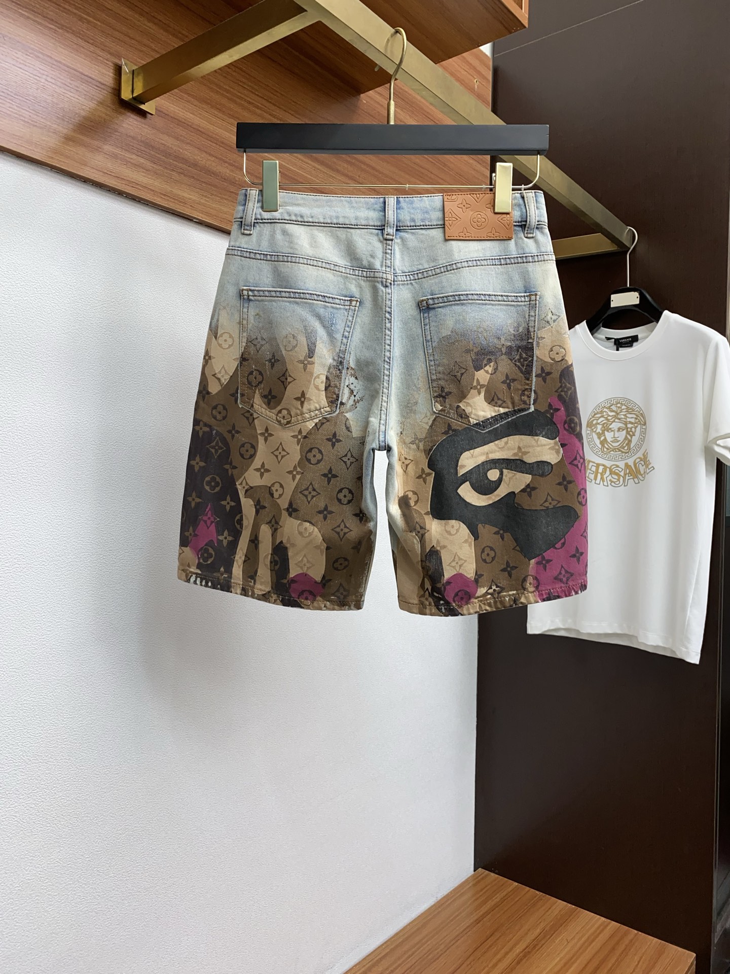  1v 路易威登 2025SS早春 新品 原单男士水洗牛仔短裤纯血统品 
每季必出的类型，无需质疑的热卖