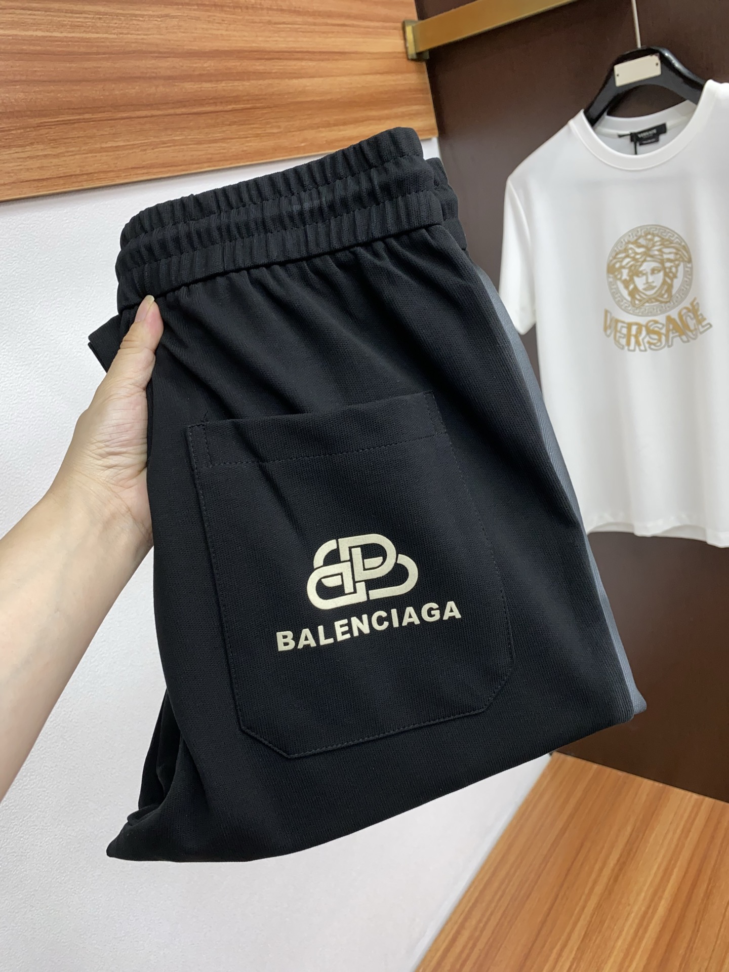 NO:442715,The new counter products of Balenciaga are on the market simultaneously. The original customized high-quality fashionable casual pants are super versatile. Exclusive customized fabrics, delicate and soft, close and comfortable, and super stylish on the upper body! The latest hardware and accessories of the original custom counter. Super beautiful style, long legs on the upper body, impeccable inner and line, you can attend any occasion, code number M-4xL,,balenciaga,alexander wang19860909巴黎世家 专柜新品同步上市.原单订制高品质时尚休闲裤.超级百搭款.独家定制面料,手感细腻柔软,贴身舒适,上身超有型！原版定制专柜最新五金辅料.超靓版型、上身显腿修长,內里,走线都无可挑剔,任何场合都可出席,码数 M-4xL,,balenciaga,alexander wang,Men's clothing