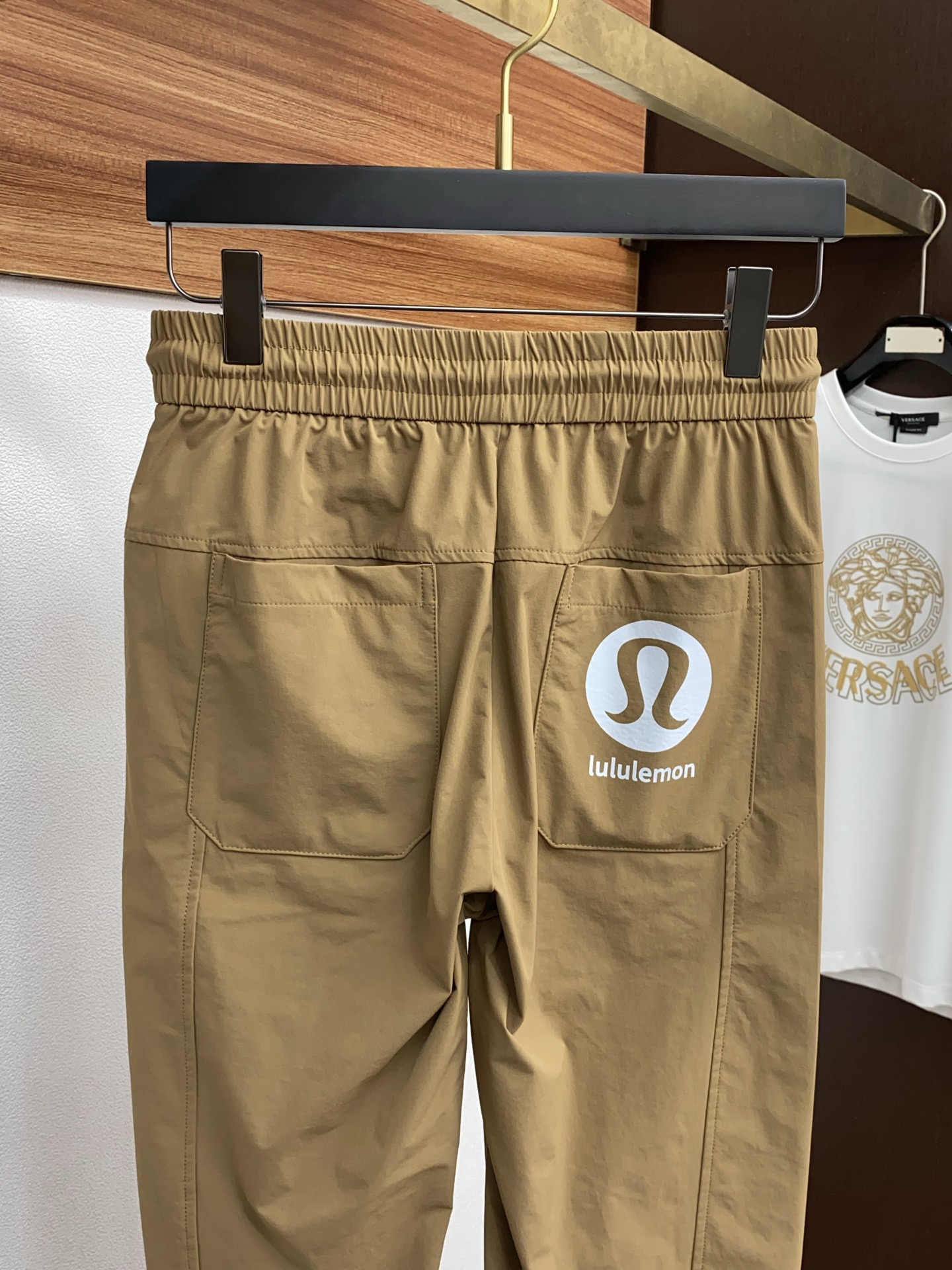 “High-Quality Fashion Leisure Pants: Custom Fabric and Stylish Tops with Latest Hardware Supplement” - 图片 5