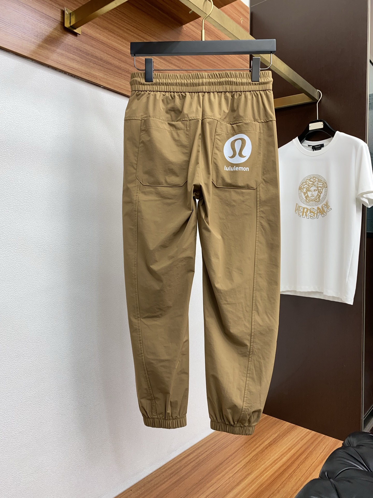 “High-Quality Fashion Leisure Pants: Custom Fabric and Stylish Tops with Latest Hardware Supplement” - 图片 4