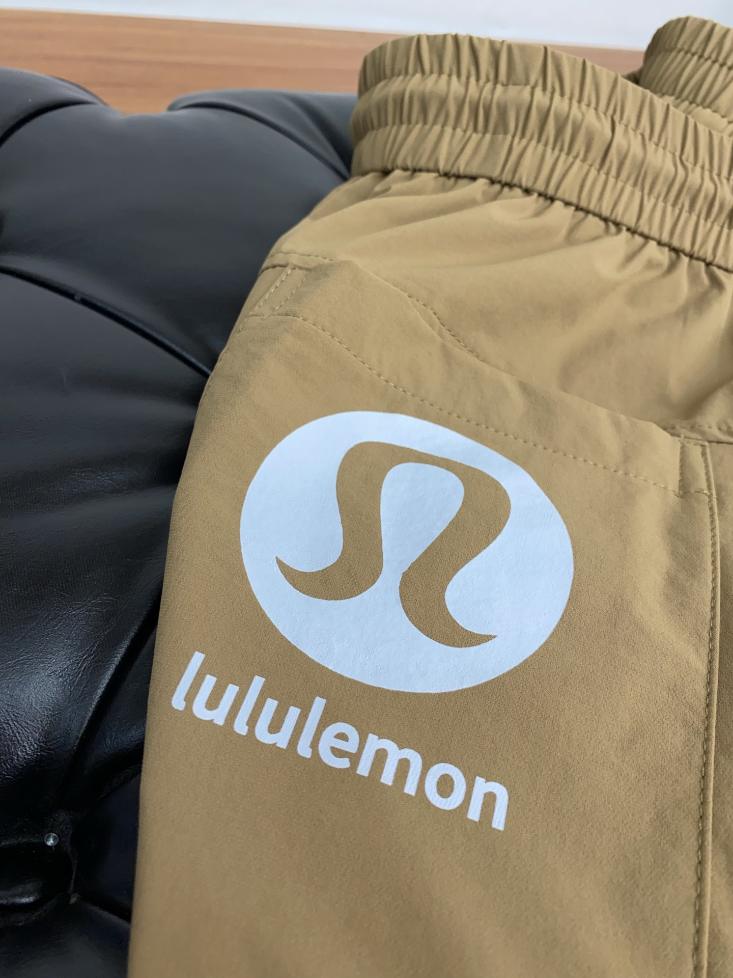 “High-Quality Fashion Leisure Pants: Custom Fabric and Stylish Tops with Latest Hardware Supplement” - 图片 7