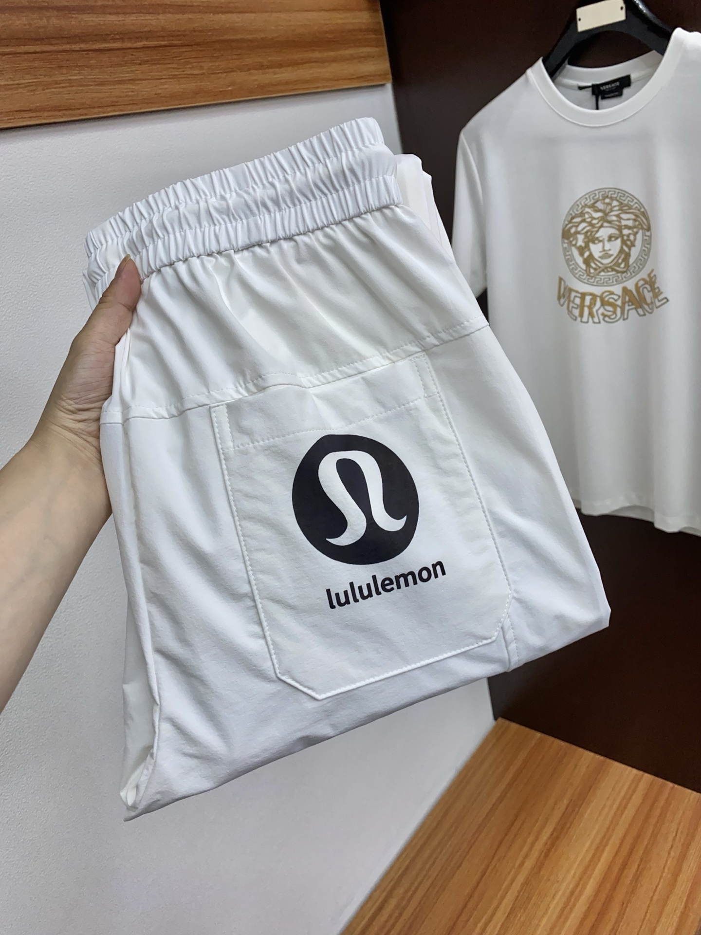 “New P554 LuLu Counter: High-Quality Fashion Leisure Pants with Custom-Made Fabric and Stylish Tops” - 图片 1