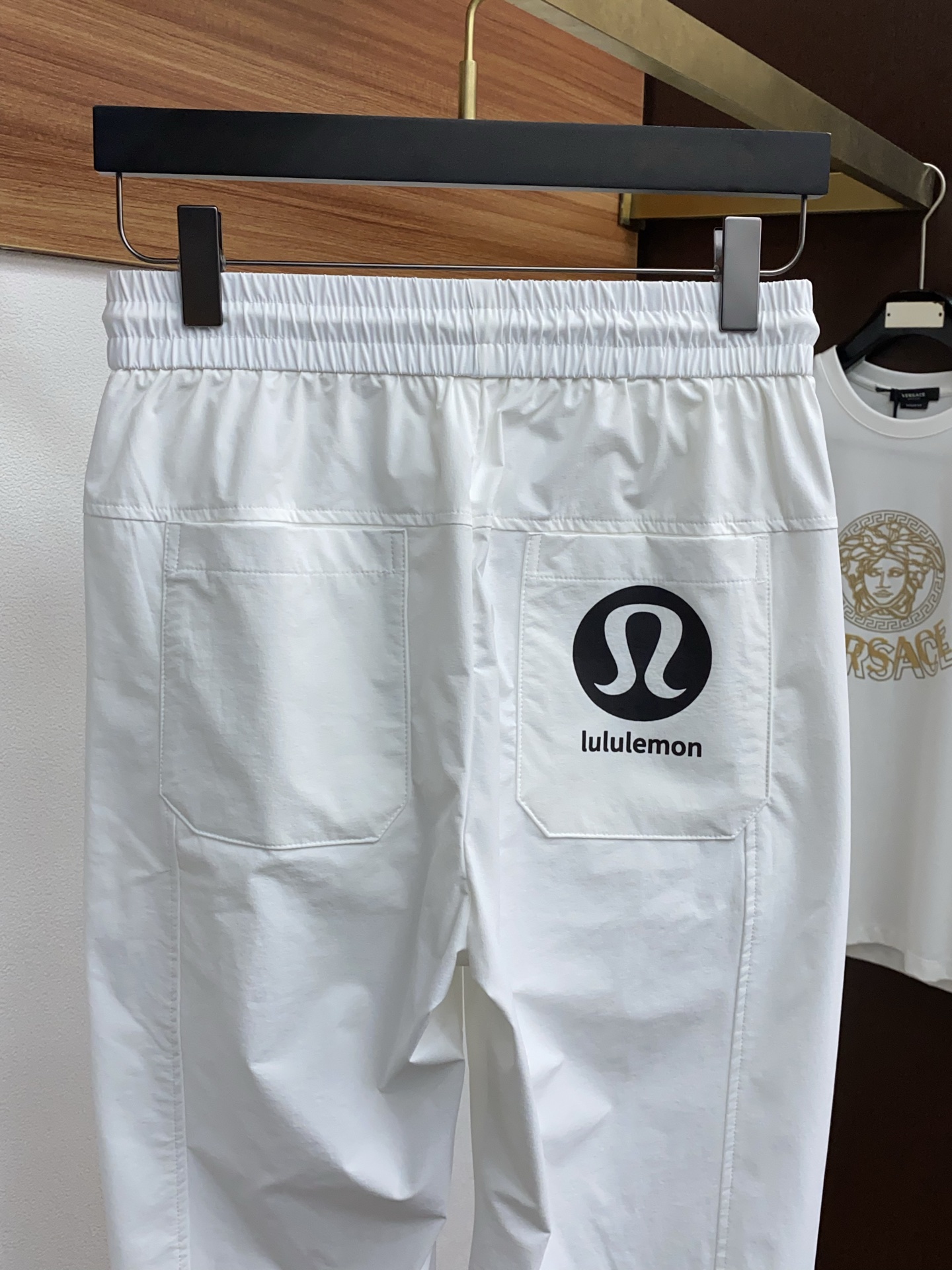 “New P554 LuLu Counter: High-Quality Fashion Leisure Pants with Custom-Made Fabric and Stylish Tops” - 图片 9