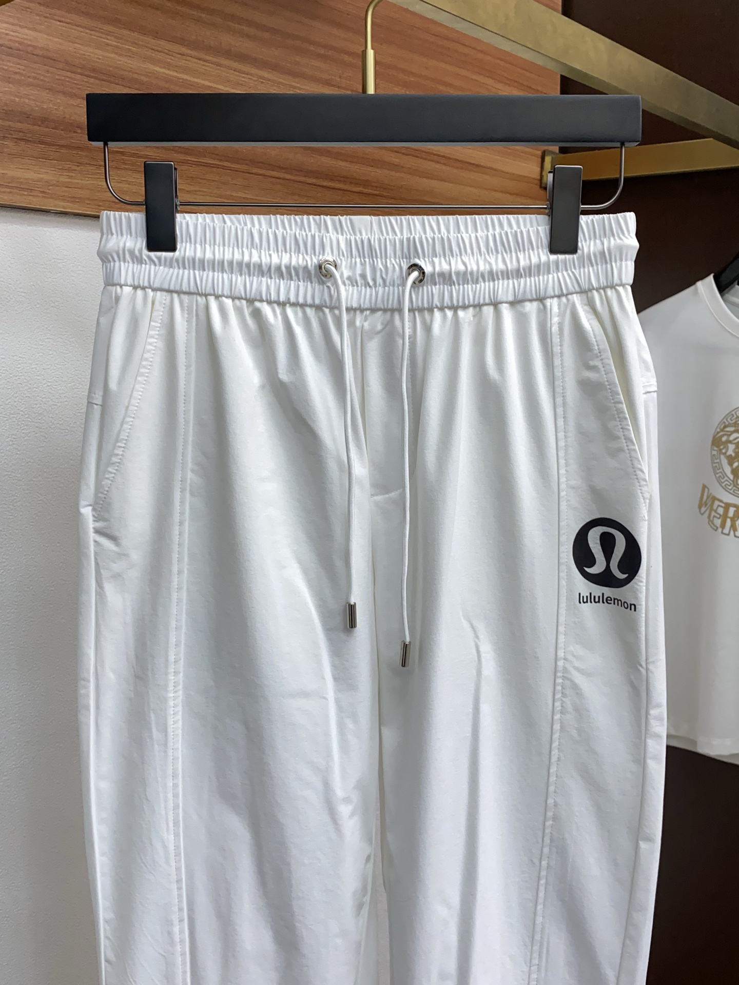 “New P554 LuLu Counter: High-Quality Fashion Leisure Pants with Custom-Made Fabric and Stylish Tops” - 图片 3