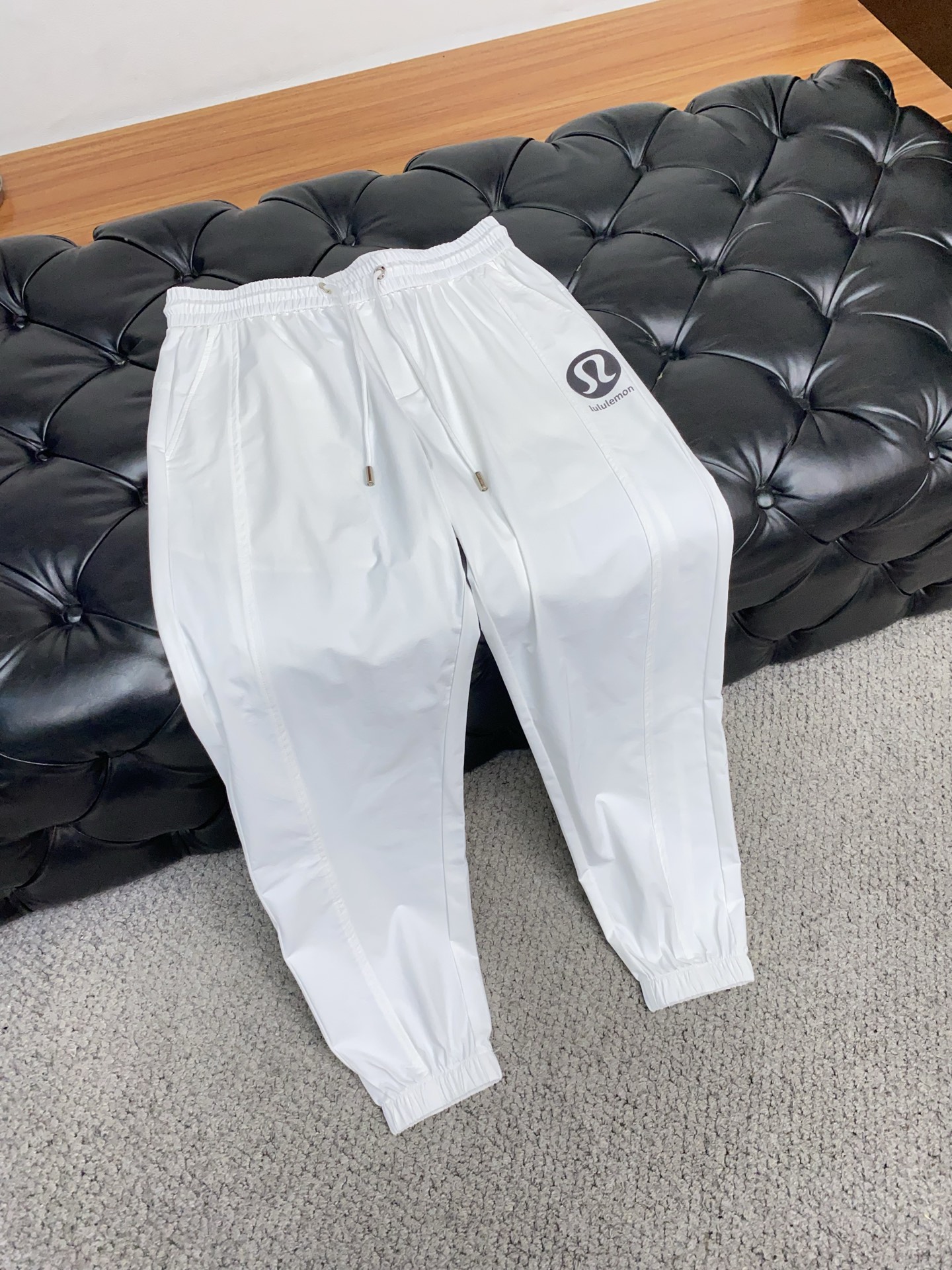 “New P554 LuLu Counter: High-Quality Fashion Leisure Pants with Custom-Made Fabric and Stylish Tops” - 图片 6