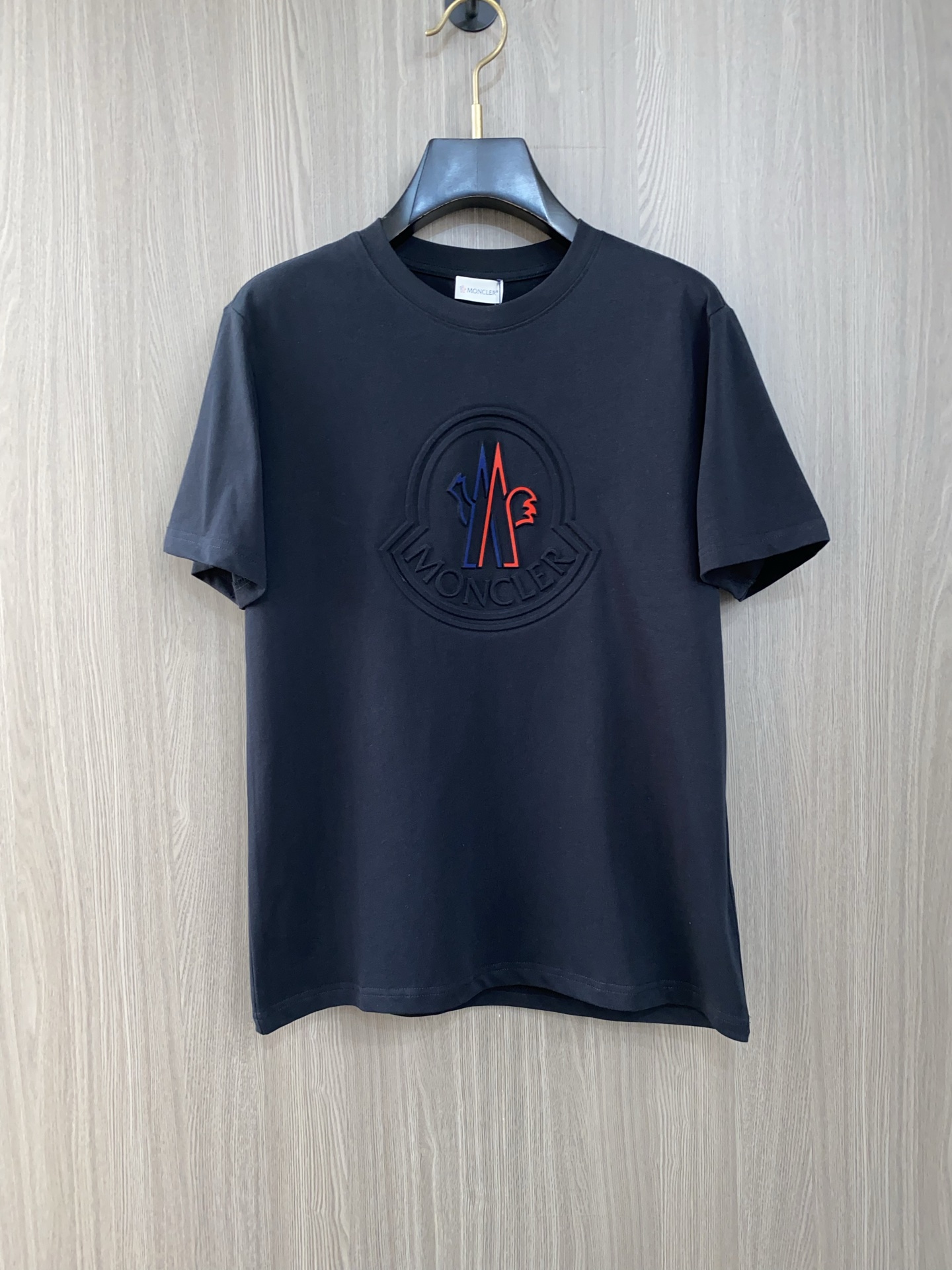  蒙口 ss新工艺logo纯棉质阔版圆领男士短袖T恤，新季新推系列将标识巧妙融入设计，塑就一系列充满复古