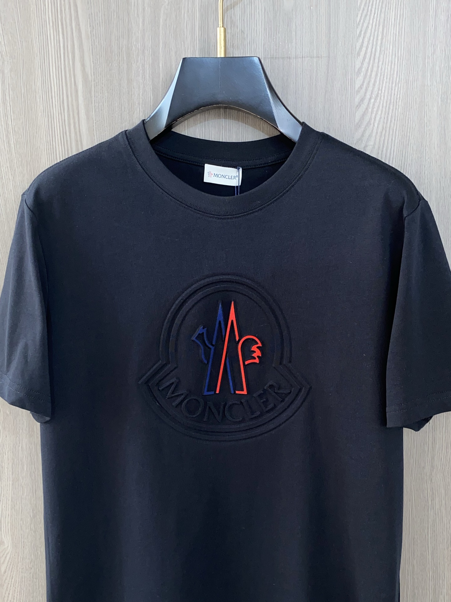  蒙口 ss新工艺logo纯棉质阔版圆领男士短袖T恤，新季新推系列将标识巧妙融入设计，塑就一系列充满复古