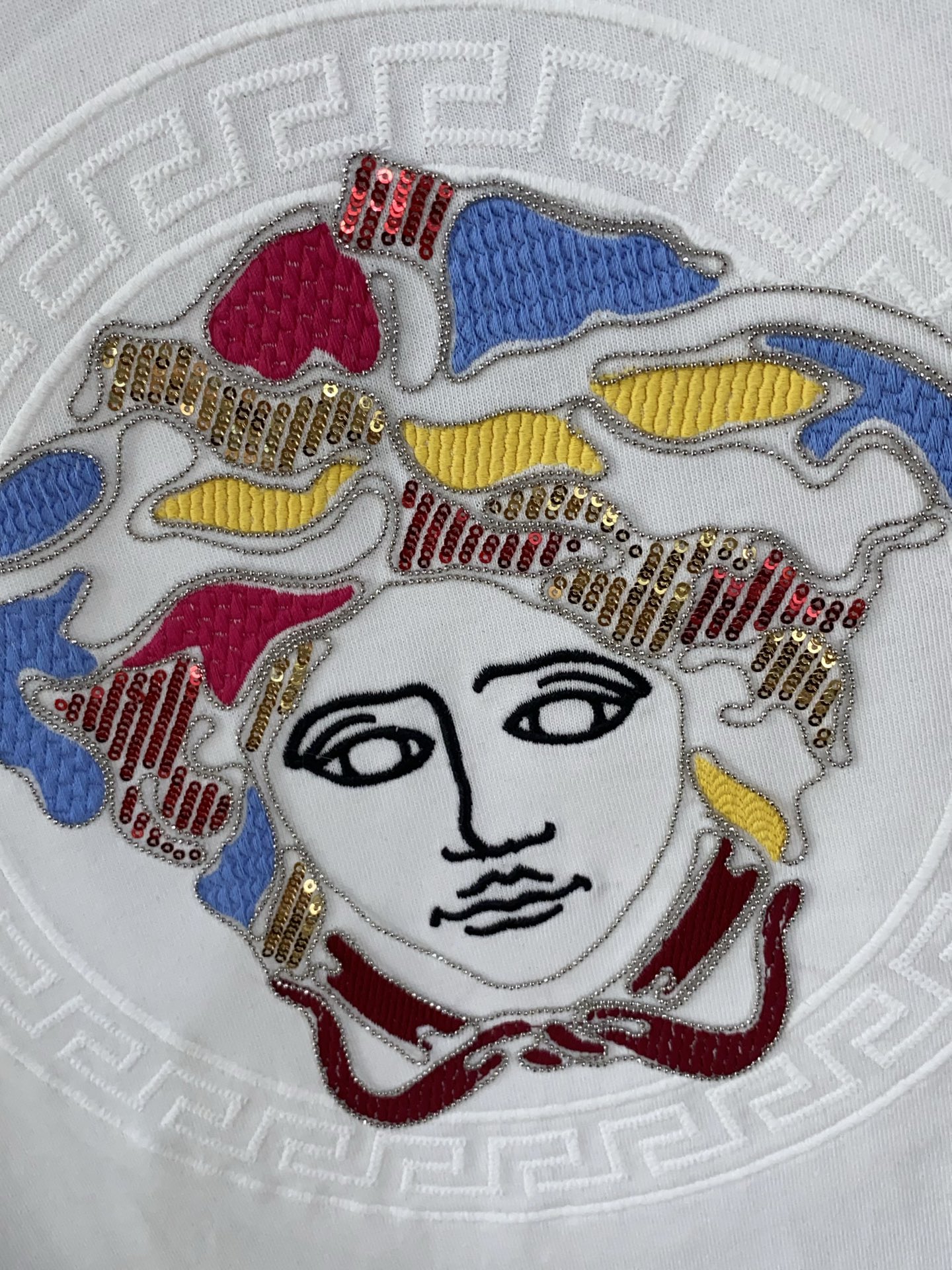  范思哲 ss新工艺logo纯棉质阔版圆领男士短袖T恤，新季新推系列将标识巧妙融入设计，塑就一系列充满复