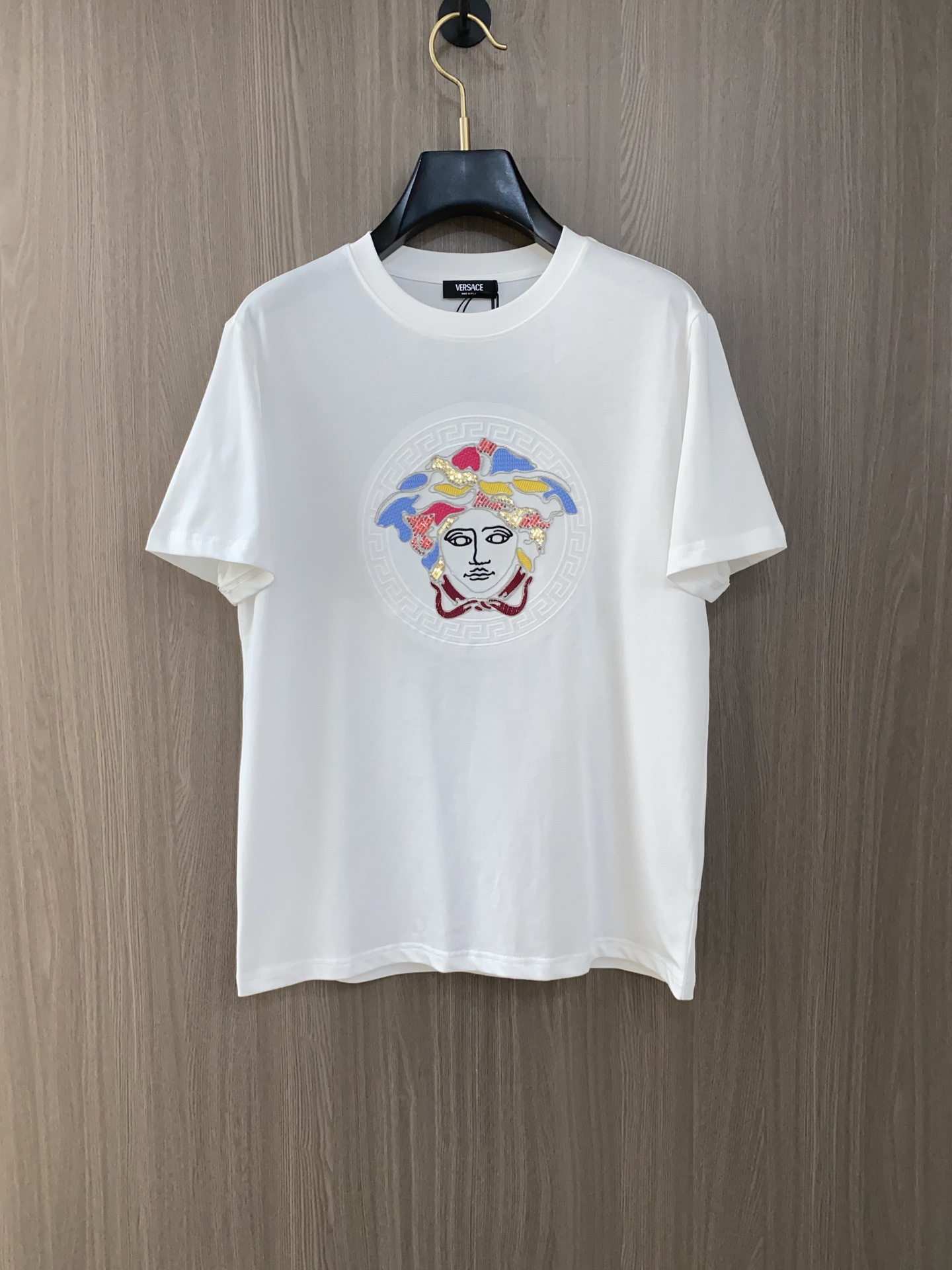  范思哲 ss新工艺logo纯棉质阔版圆领男士短袖T恤，新季新推系列将标识巧妙融入设计，塑就一系列充满复