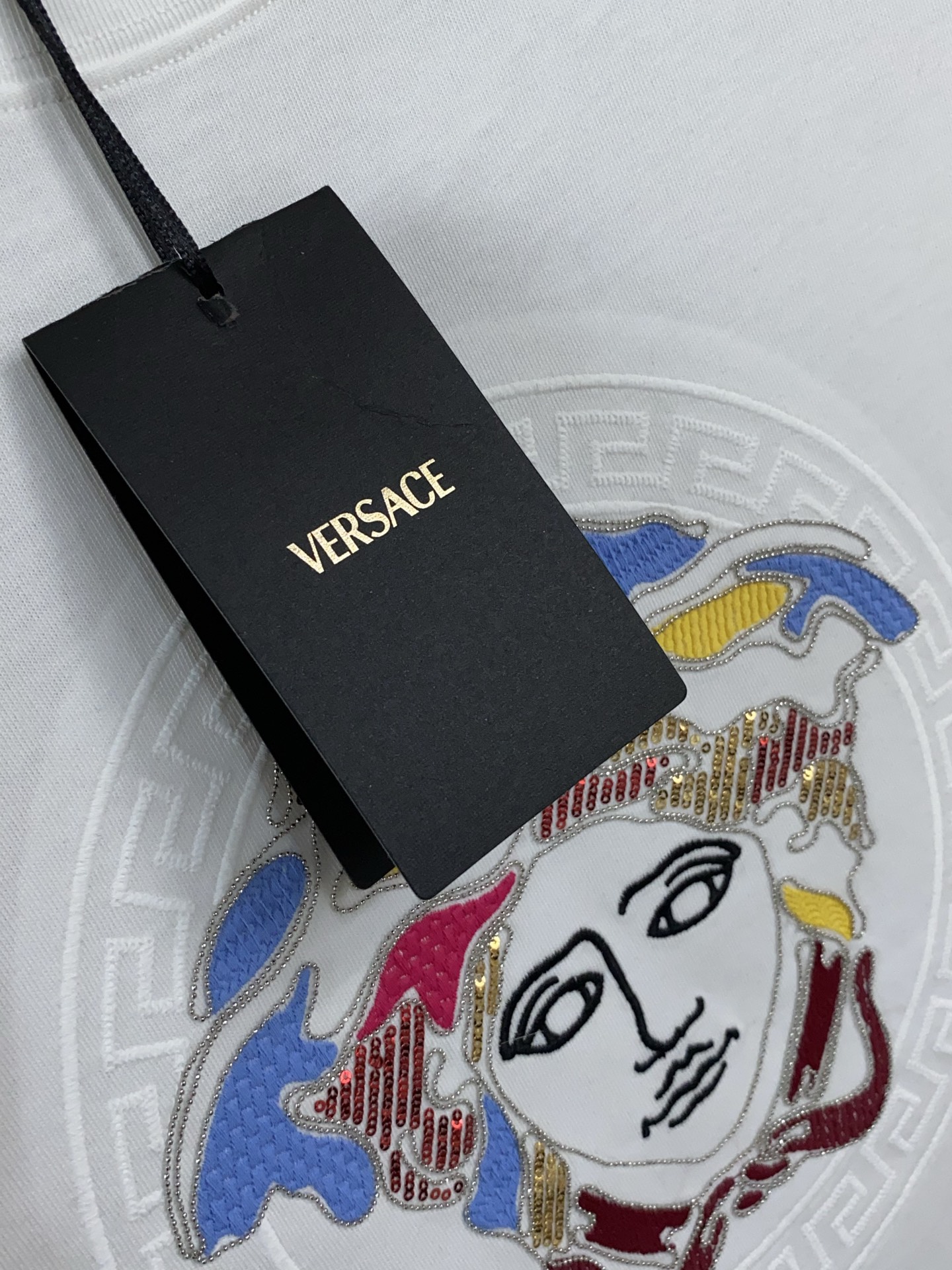  范思哲 ss新工艺logo纯棉质阔版圆领男士短袖T恤，新季新推系列将标识巧妙融入设计，塑就一系列充满复