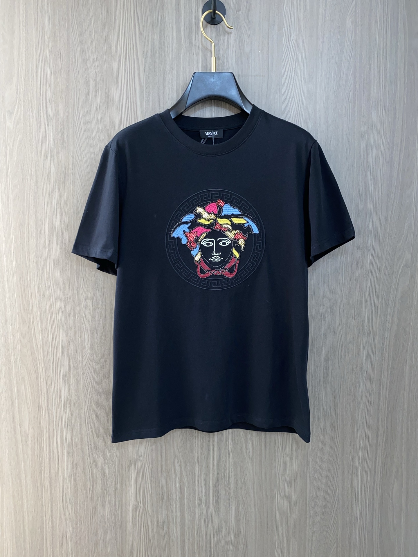  范思哲 ss新工艺logo纯棉质阔版圆领男士短袖T恤，新季新推系列将标识巧妙融入设计，塑就一系列充满复