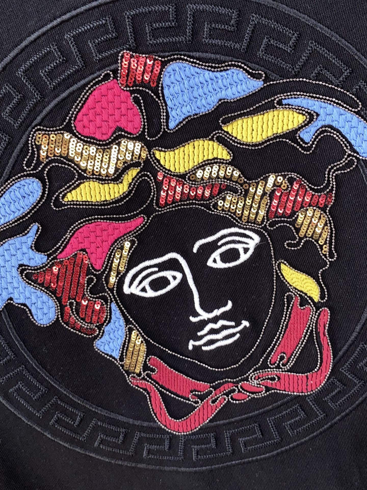  范思哲 ss新工艺logo纯棉质阔版圆领男士短袖T恤，新季新推系列将标识巧妙融入设计，塑就一系列充满复
