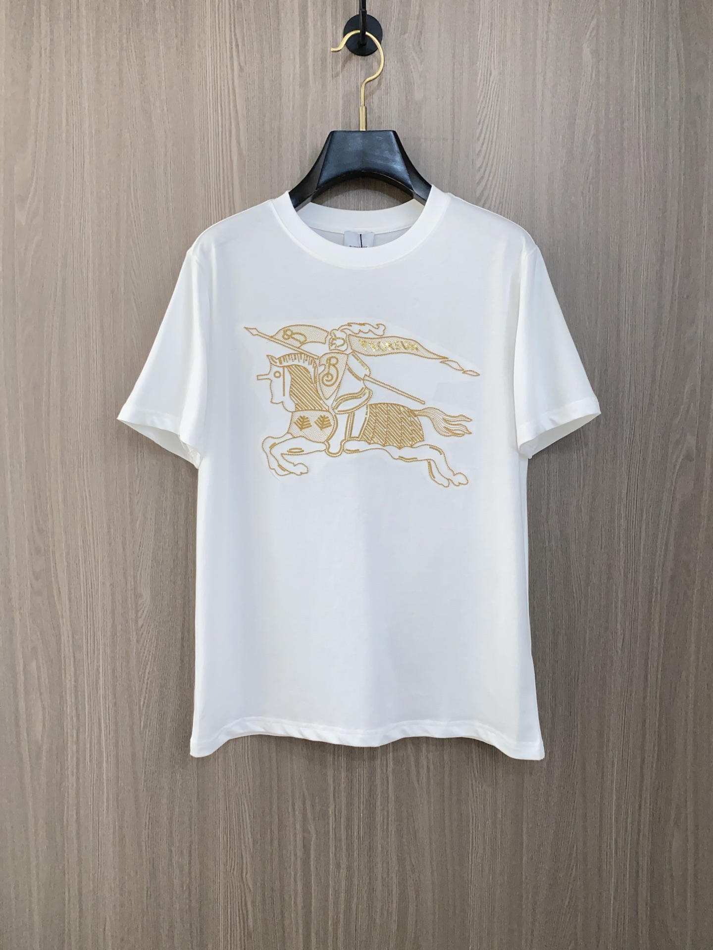  巴宝莉 ss新工艺logo纯棉质阔版圆领男士短袖T恤，新季新推系列将标识巧妙融入设计，塑就一系列充满复