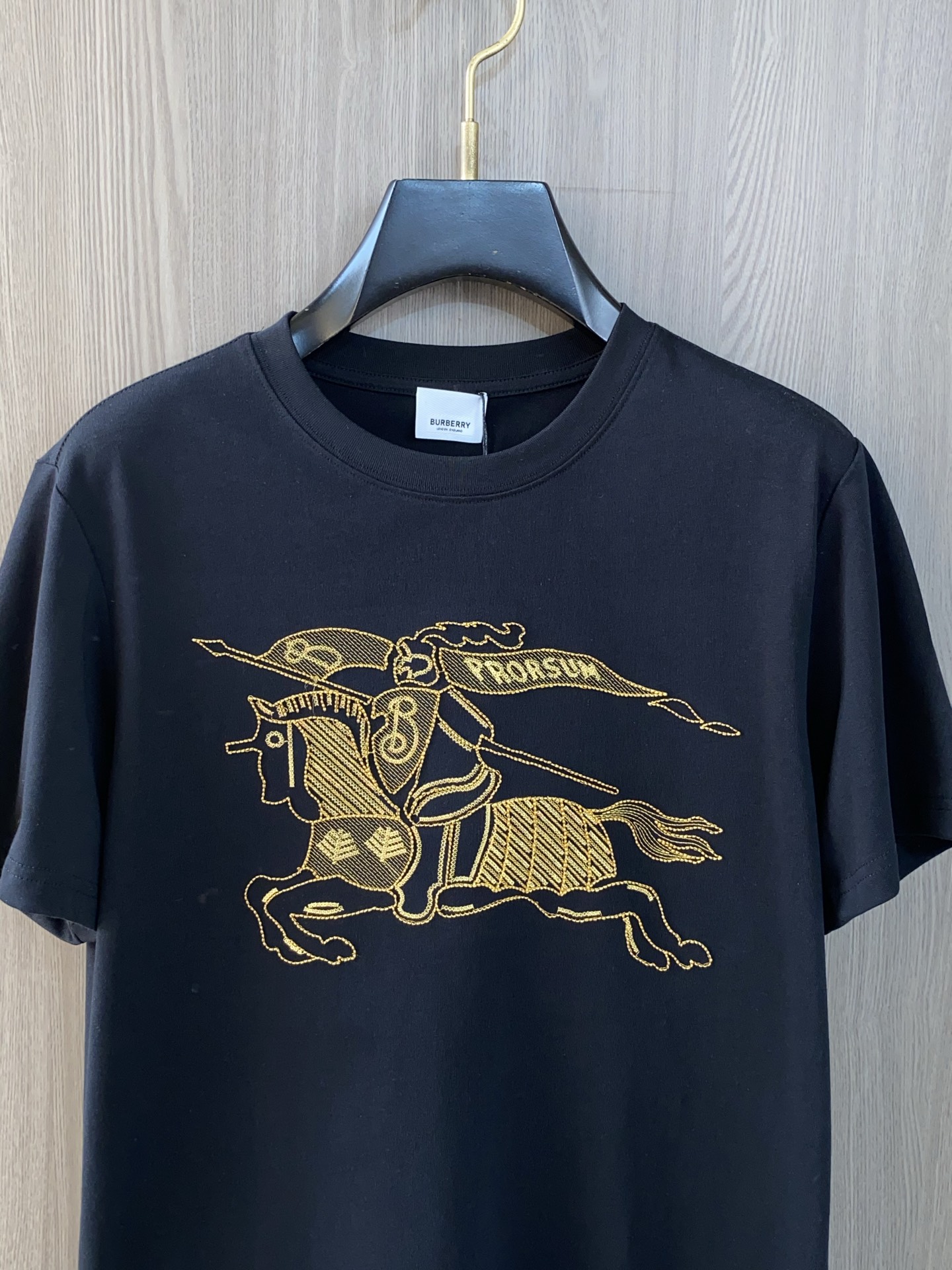 巴宝莉 ss新工艺logo纯棉质阔版圆领男士短袖T恤，新季新推系列将标识巧妙融入设计，塑就一系列充满复