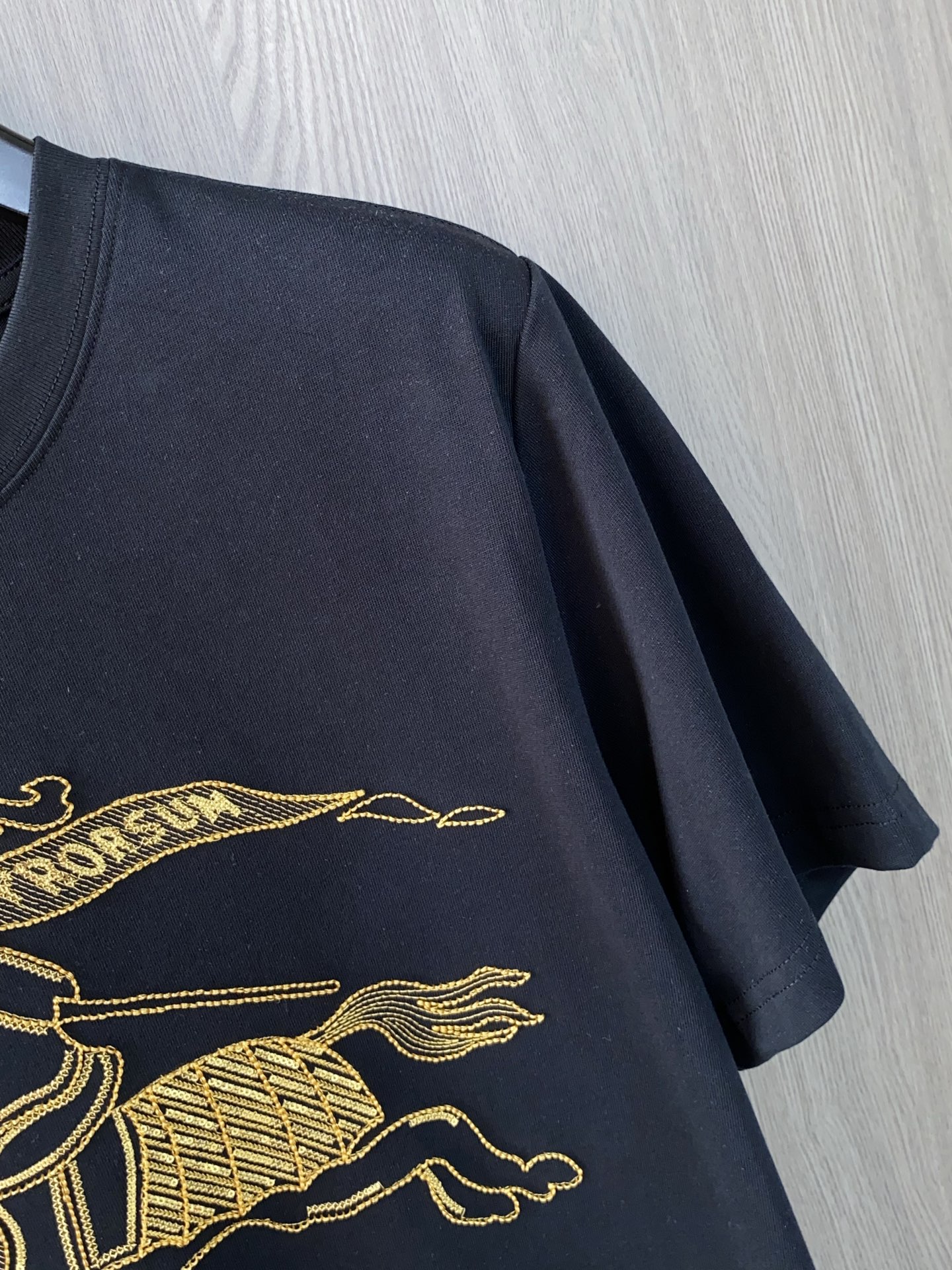  巴宝莉 ss新工艺logo纯棉质阔版圆领男士短袖T恤，新季新推系列将标识巧妙融入设计，塑就一系列充满复