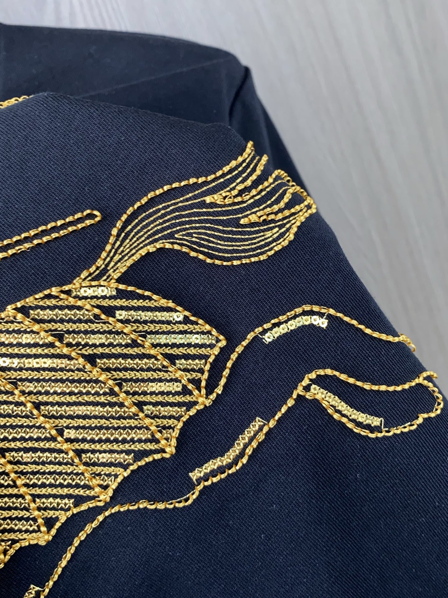  巴宝莉 ss新工艺logo纯棉质阔版圆领男士短袖T恤，新季新推系列将标识巧妙融入设计，塑就一系列充满复