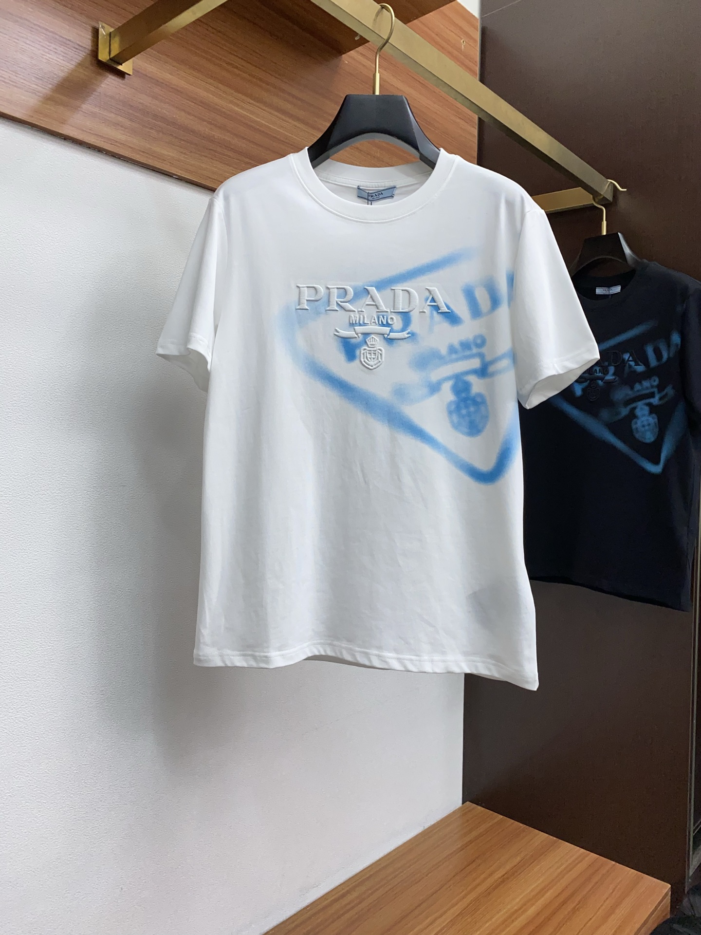  普拉达 ss新工艺logo纯棉质阔版圆领男士短袖T恤，新季新推系列将标识巧妙融入设计，塑就一系列充满复