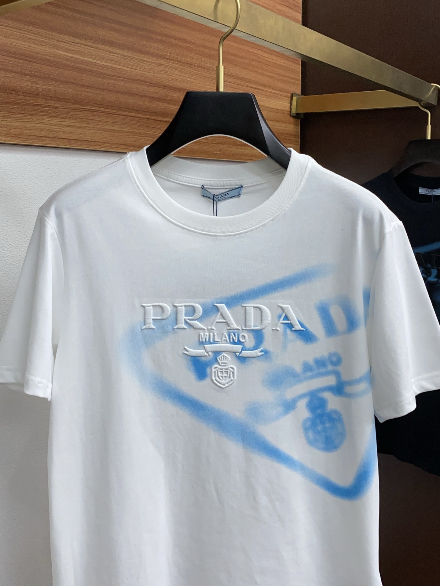  普拉达 ss新工艺logo纯棉质阔版圆领男士短袖T恤，新季新推系列将标识巧妙融入设计，塑就一系列充满复