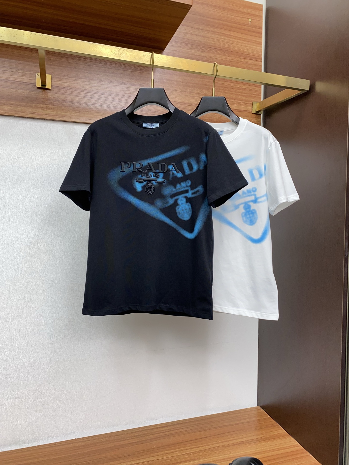  普拉达 ss新工艺logo纯棉质阔版圆领男士短袖T恤，新季新推系列将标识巧妙融入设计，塑就一系列充满复