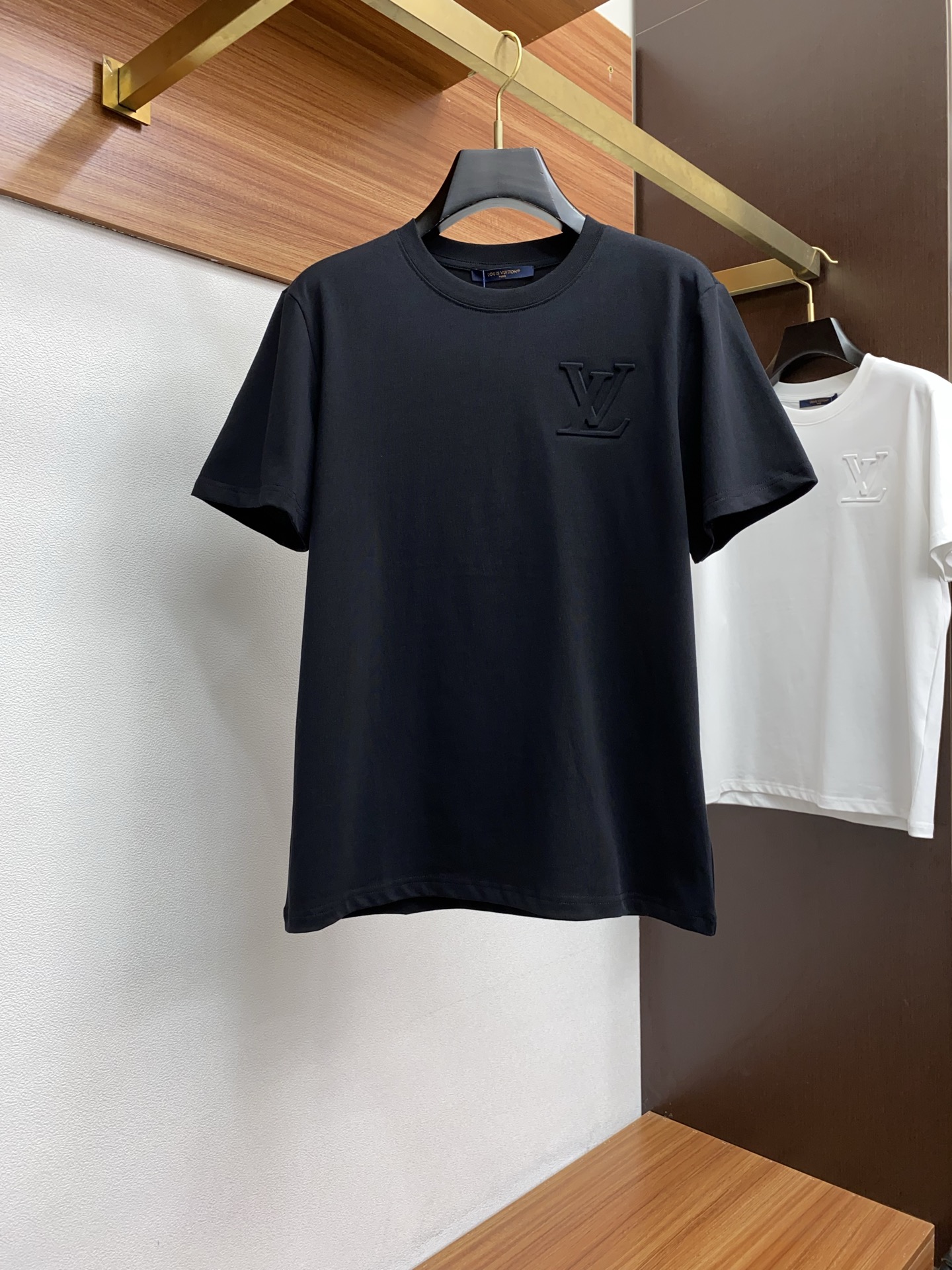  1v 路易威登 ss新工艺logo纯棉质阔版圆领男士短袖T恤，新季新推系列将标识巧妙融入设计，塑就一系
