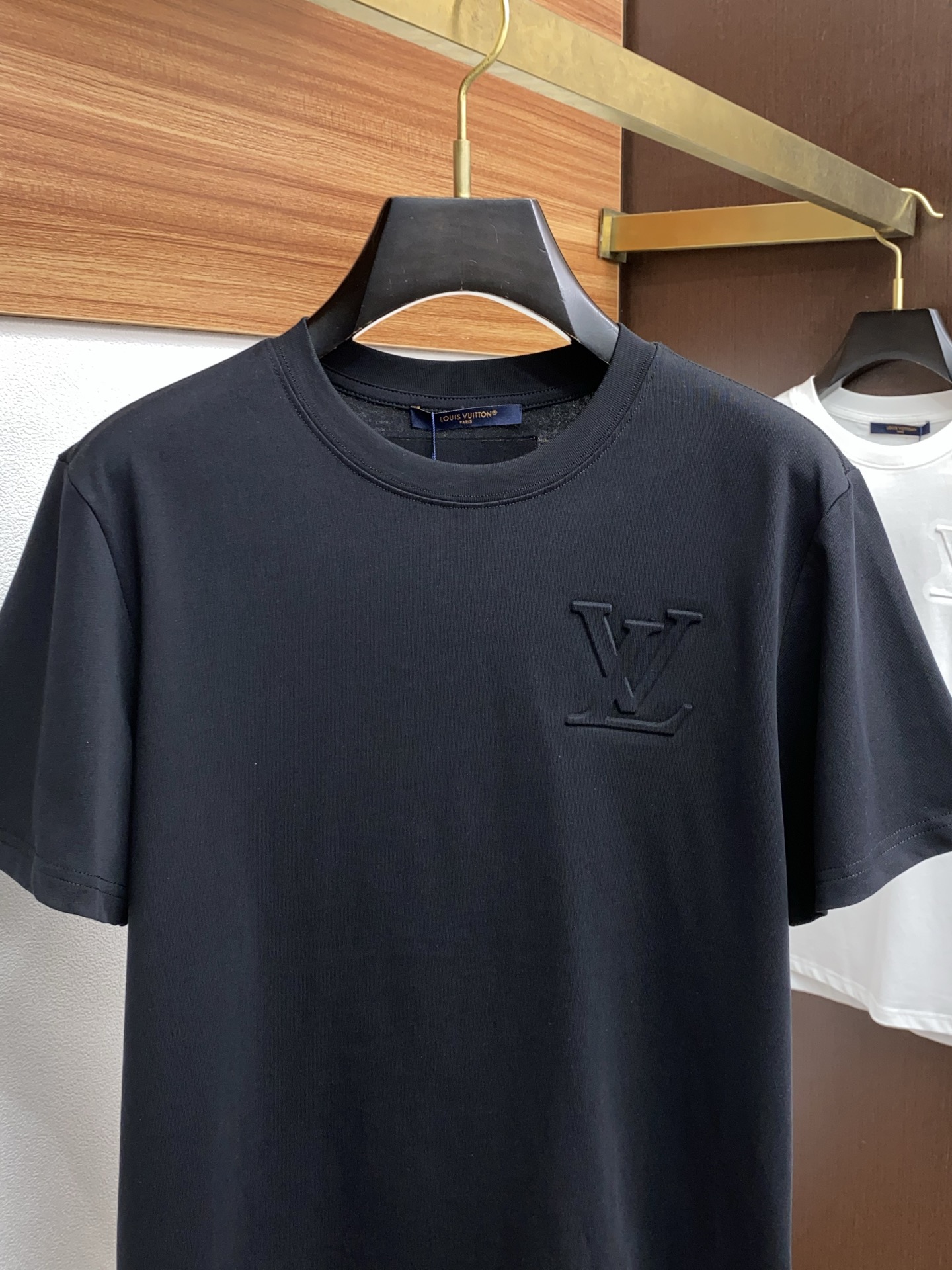  1v 路易威登 ss新工艺logo纯棉质阔版圆领男士短袖T恤，新季新推系列将标识巧妙融入设计，塑就一系