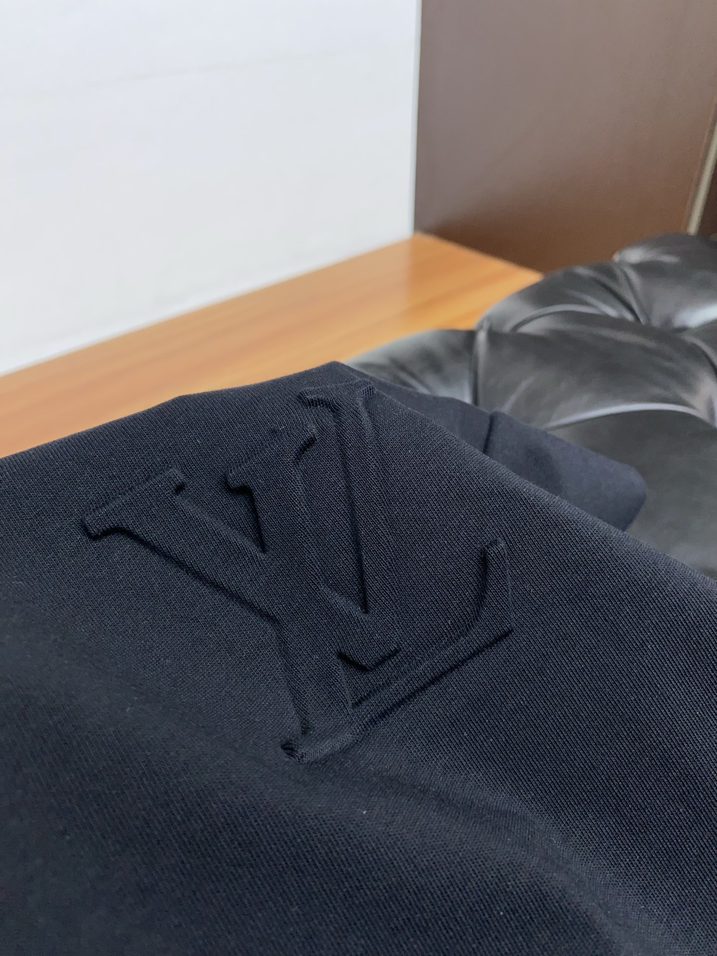  1v 路易威登 ss新工艺logo纯棉质阔版圆领男士短袖T恤，新季新推系列将标识巧妙融入设计，塑就一系